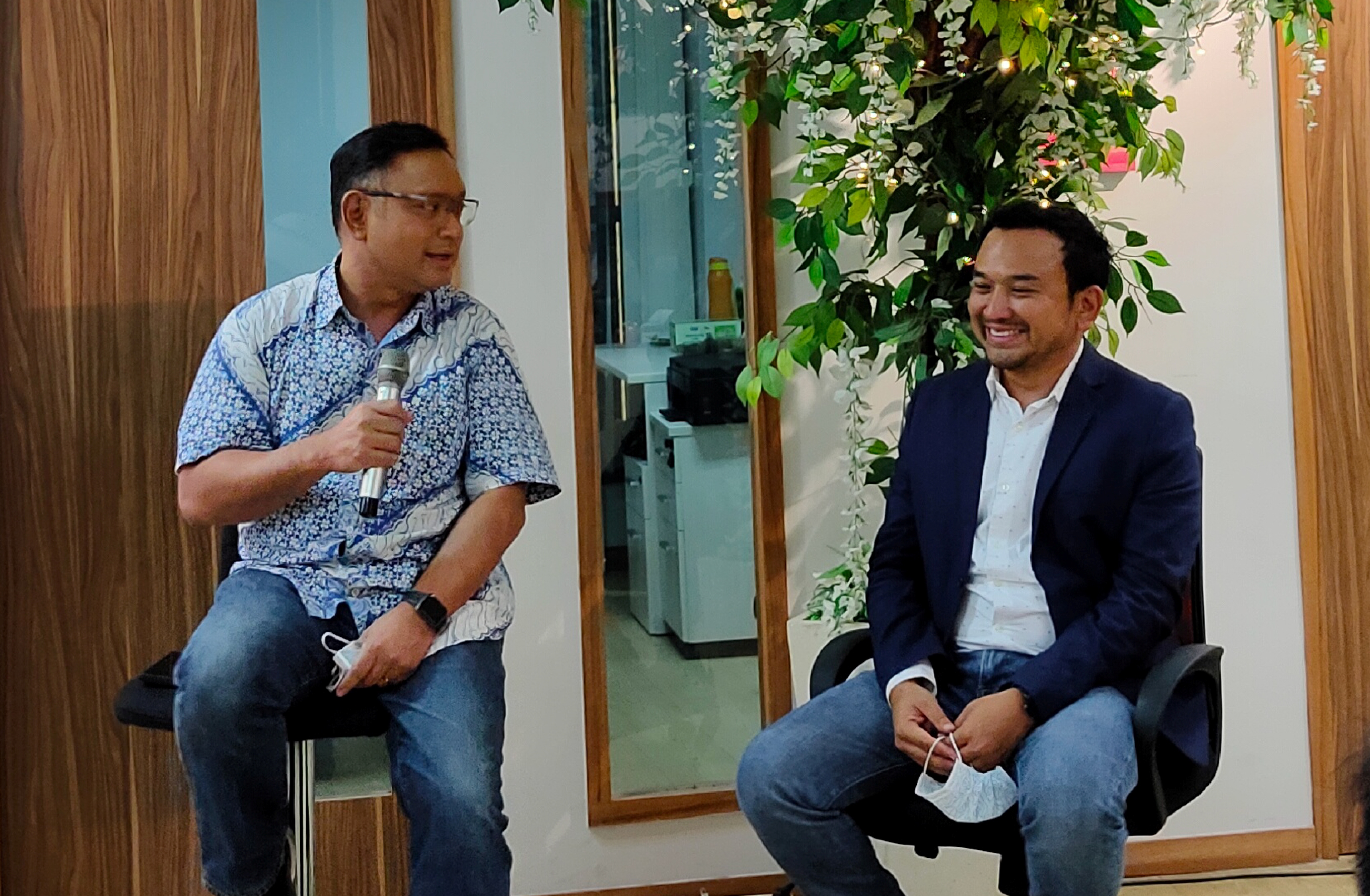 Direktur Utama MobileCom, Steven Samudera (baju putih) dan Managing Director IDE, Daniel Tumiwa.