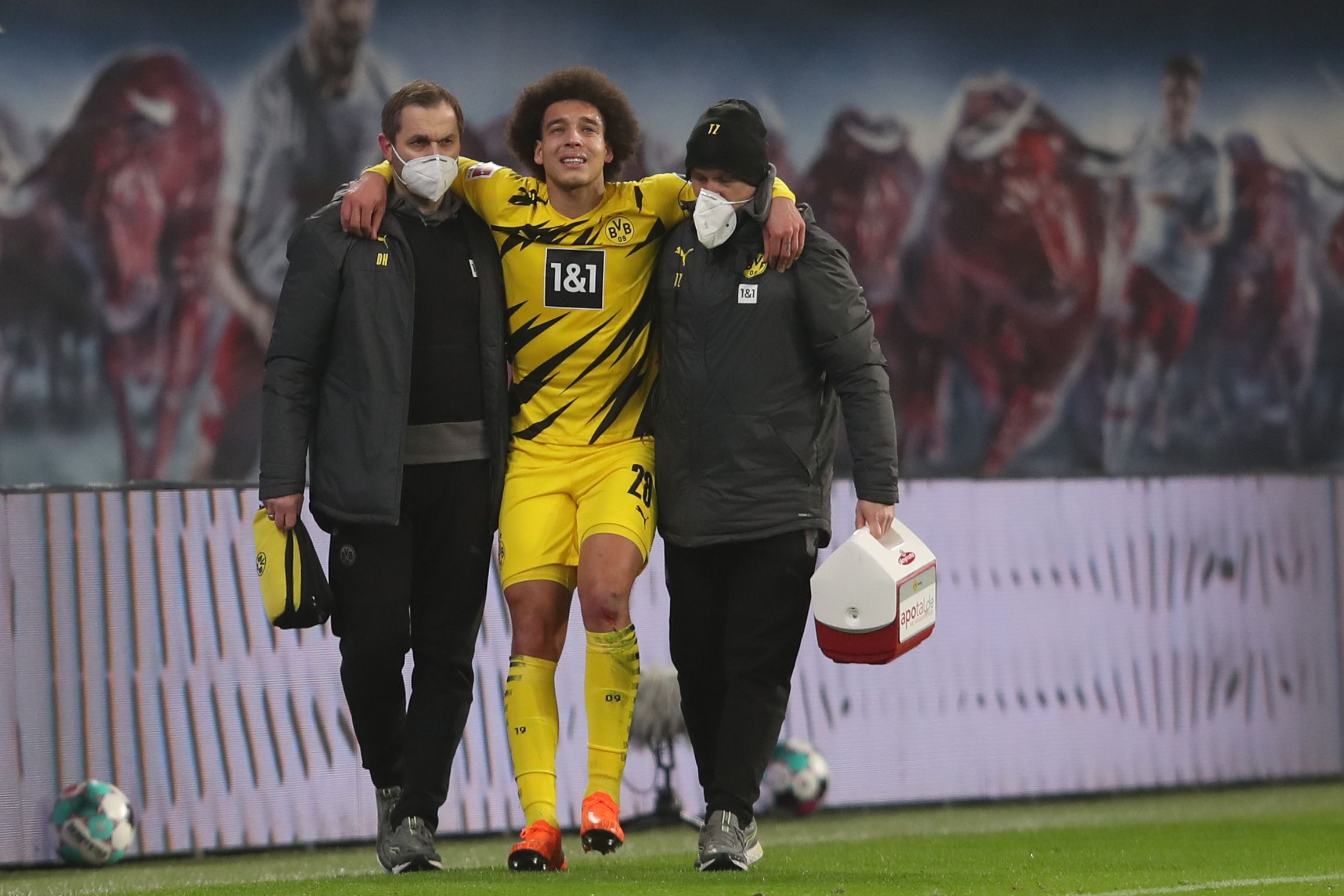 Gelandang Borussia Dortmund Axel Witsel dibantu meninggalkan lapangan di laga Bundesliga melawan RB Leipzig karena cedera.