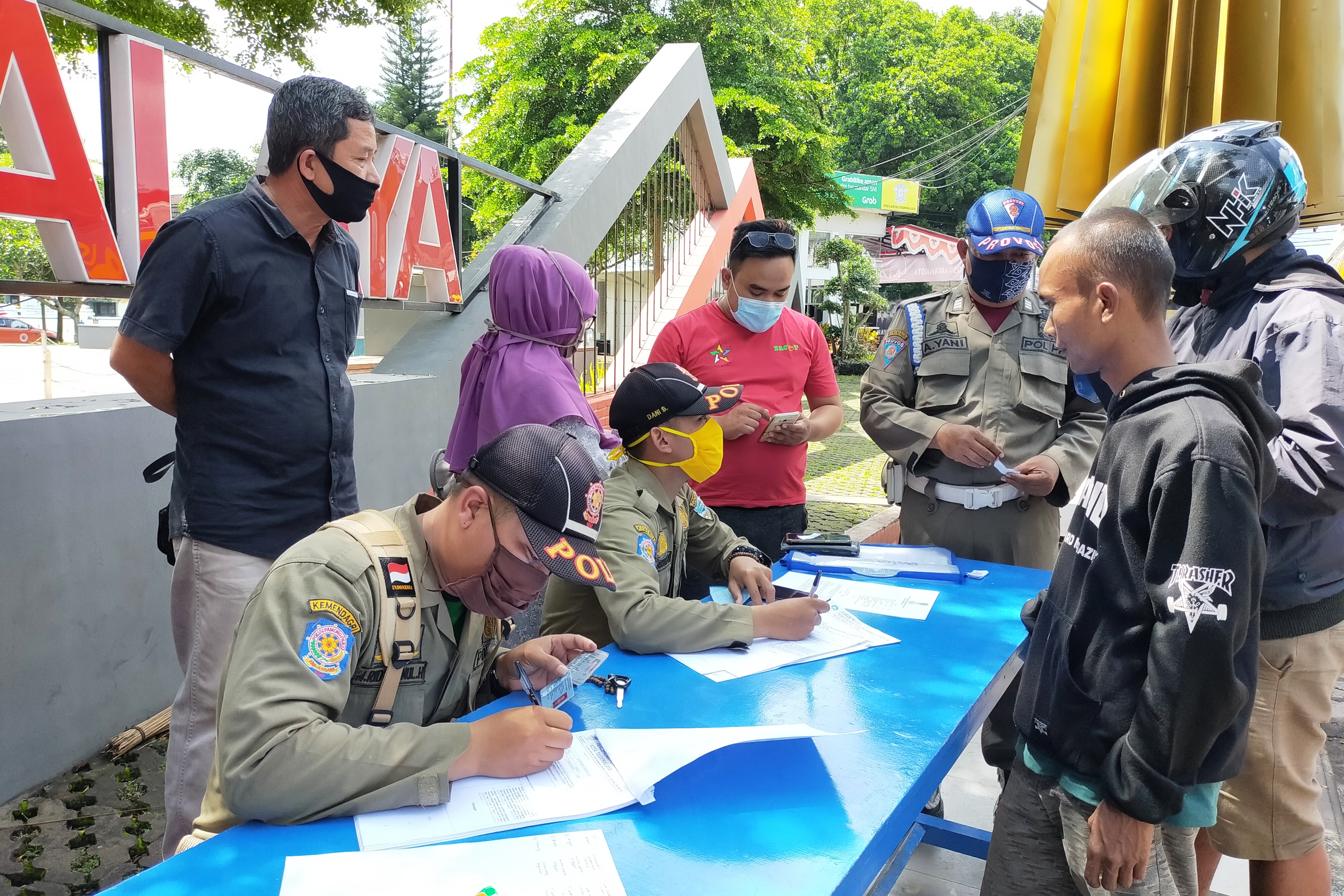 Anggota Satpol PP Kota Tasikmalaya mendata pelanggar yang tak memakaimasker harus membayar denda sebesar Rp50 ribu.