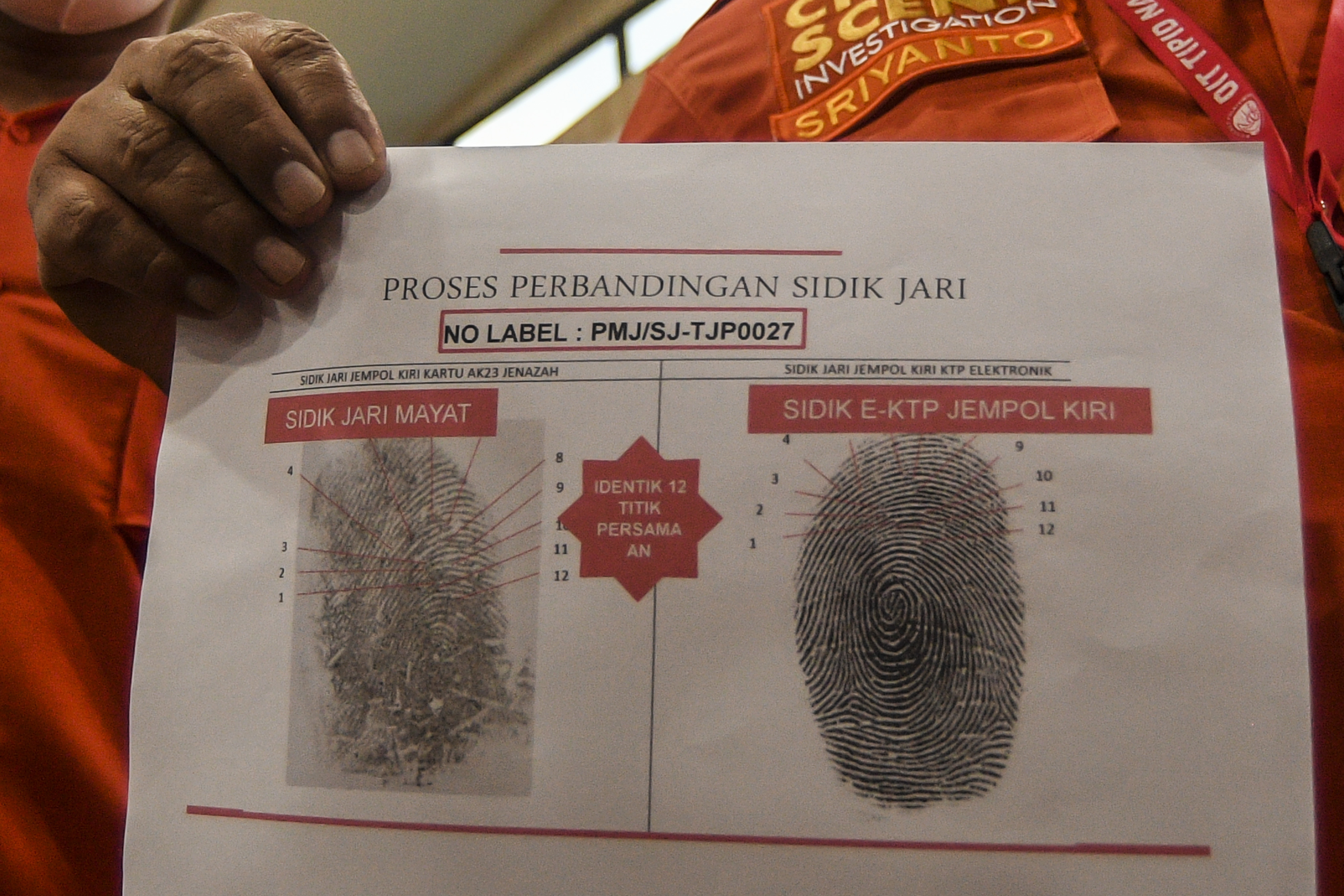 Kabid Topol Pusinafis Bareskrim Polri Kombes Sriyanto menunjukkan data sidik jari dari dua korban kecelakaan pesawat Sriwijaya Air