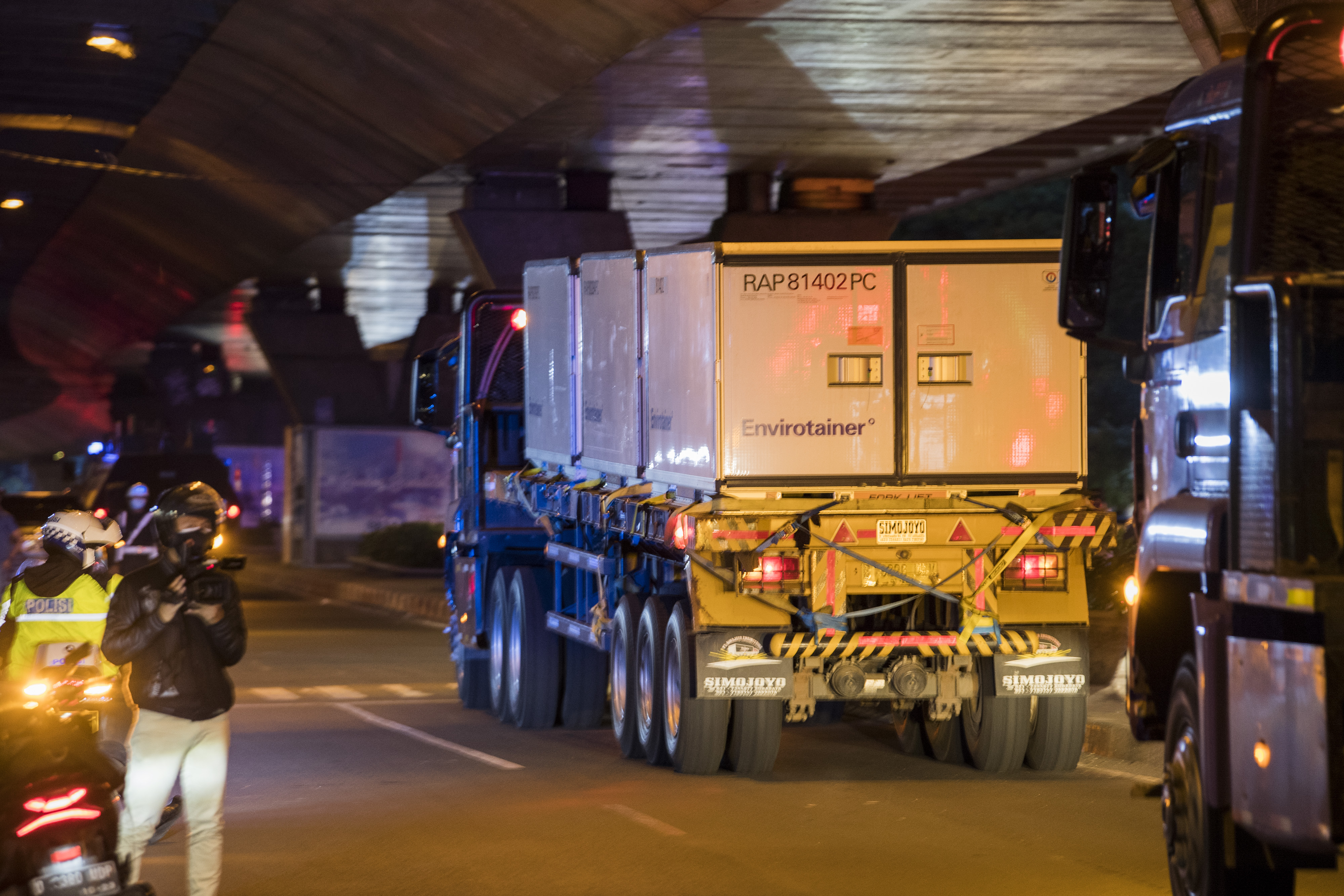 Truk yang membawa Envirotainer berisi vaksin COVID-19 Sinovac