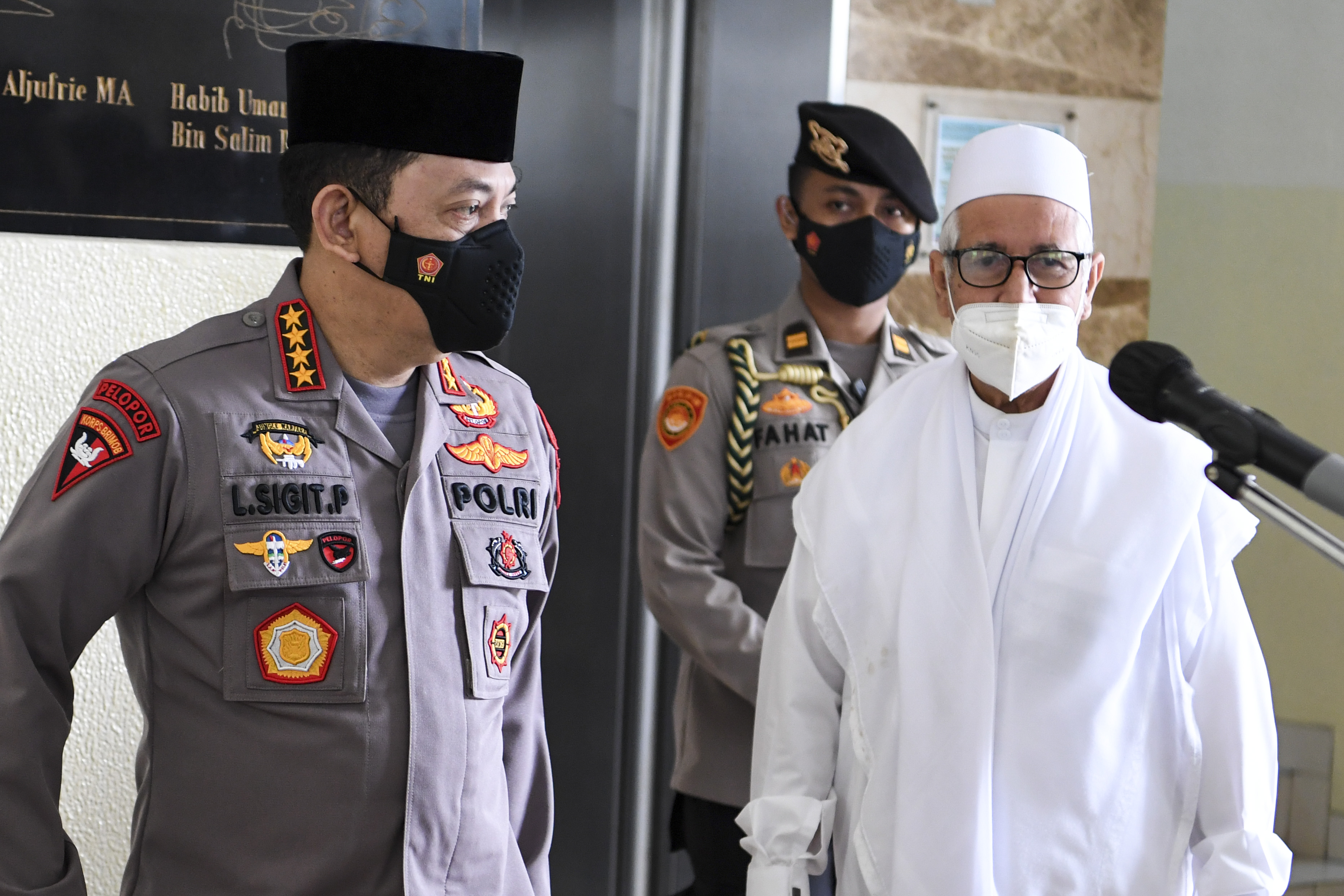 Kapolri Jenderal Polisi Listyo Sigit Prabowo (kiri) bersama Ketua Umum Rabithah Alawiyah Habib Zein bin Umar bin Smith.