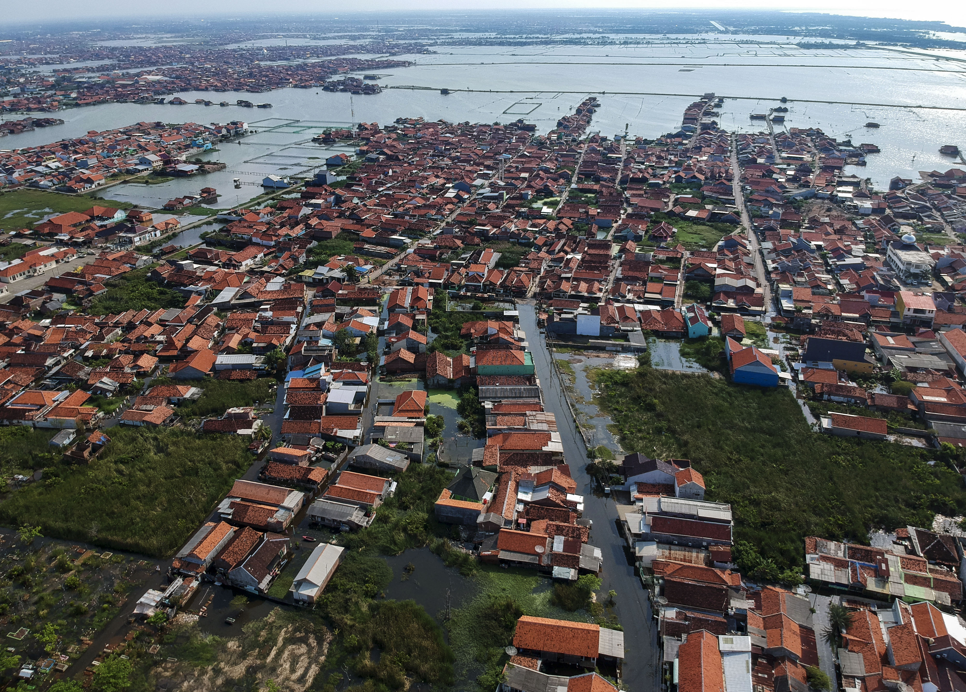 Banjir rob menerjang pesisir Pekalongan.