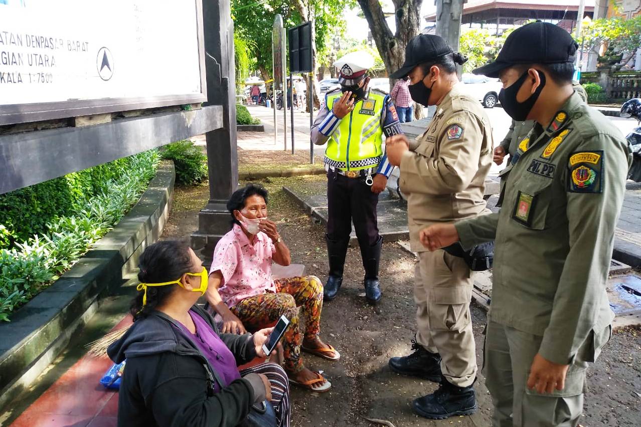 Tim Gabungan Yustisi Kota Denpasar yang terdiri dari Satpol PP, TNI, dan Polri melakukan operasi penertiban protokol kesehatan.