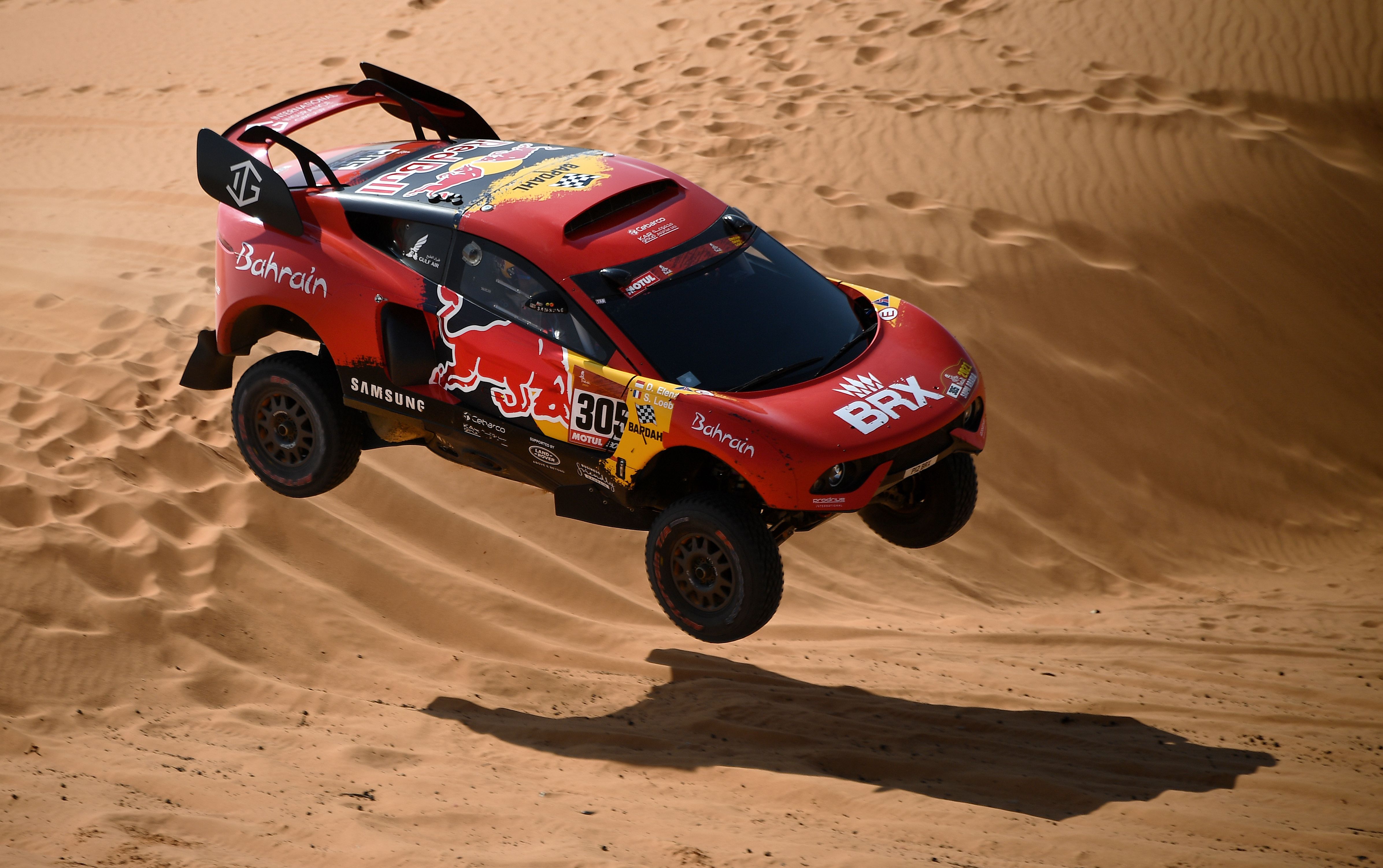 Pembalap Prancis Sebastien Loeb saat tamuil di etape enam Reli Dakar 2021, Jumat (8/1).