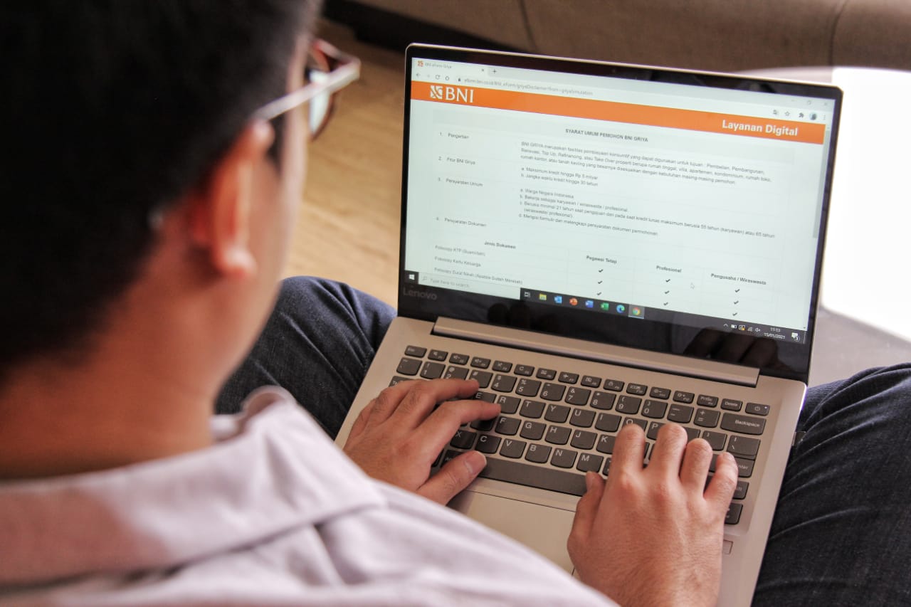 Nasabah sedang melakulan pengajuan BNI Griya menggunakan BNI e-Form.