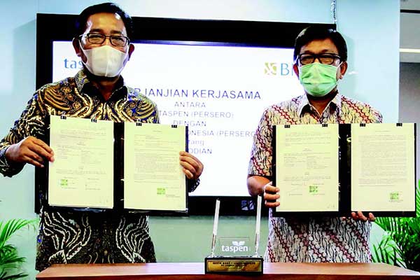 Perjanjian kerja sama, Direktur Hubungan Kelembagaan BNI Sis Apik Wijayanto (kiri) dan Direktur Keuangan Taspen Patar Sitanggang.