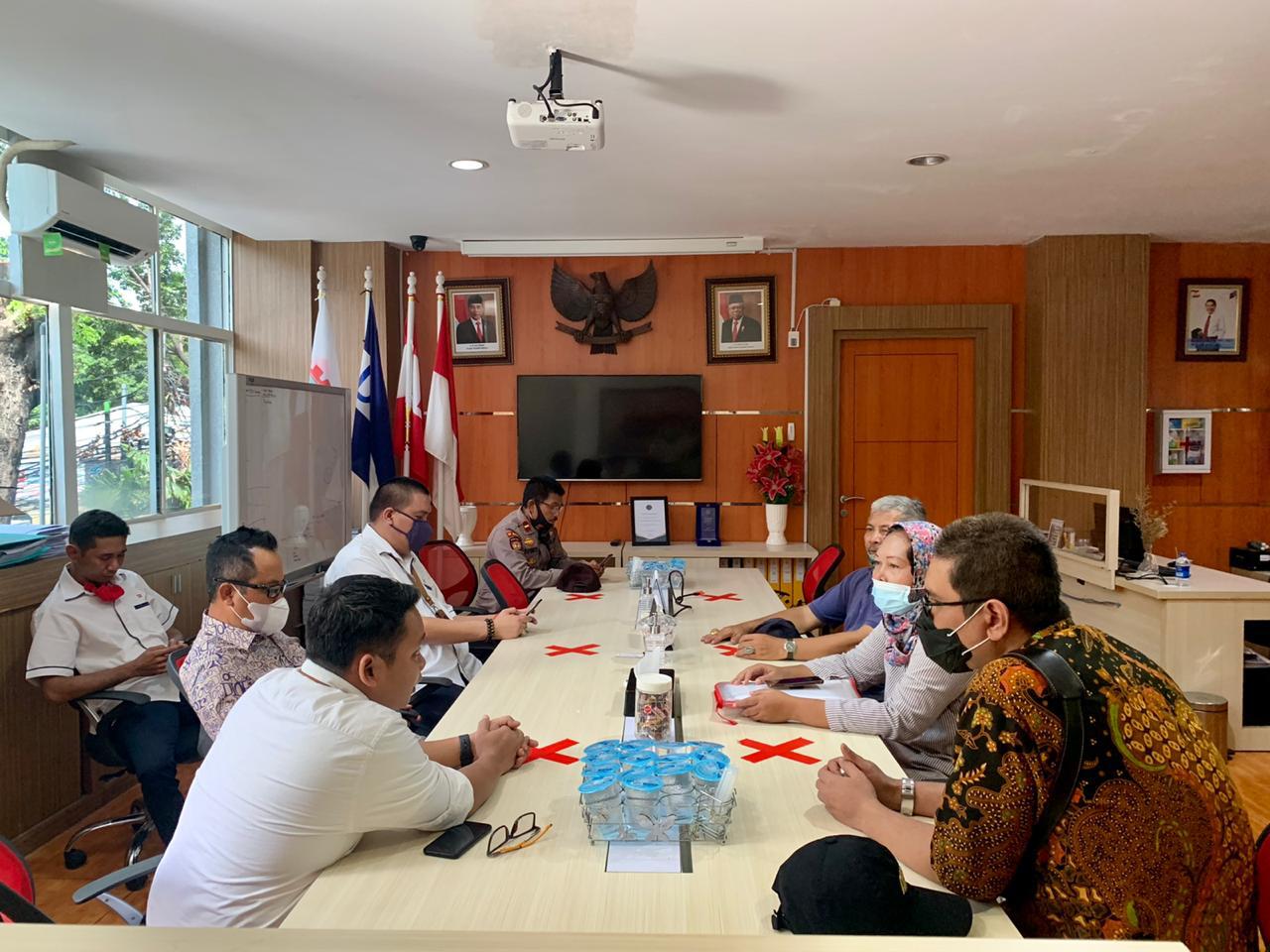 Pertemuan antara perusahaan dan eks karyawan.