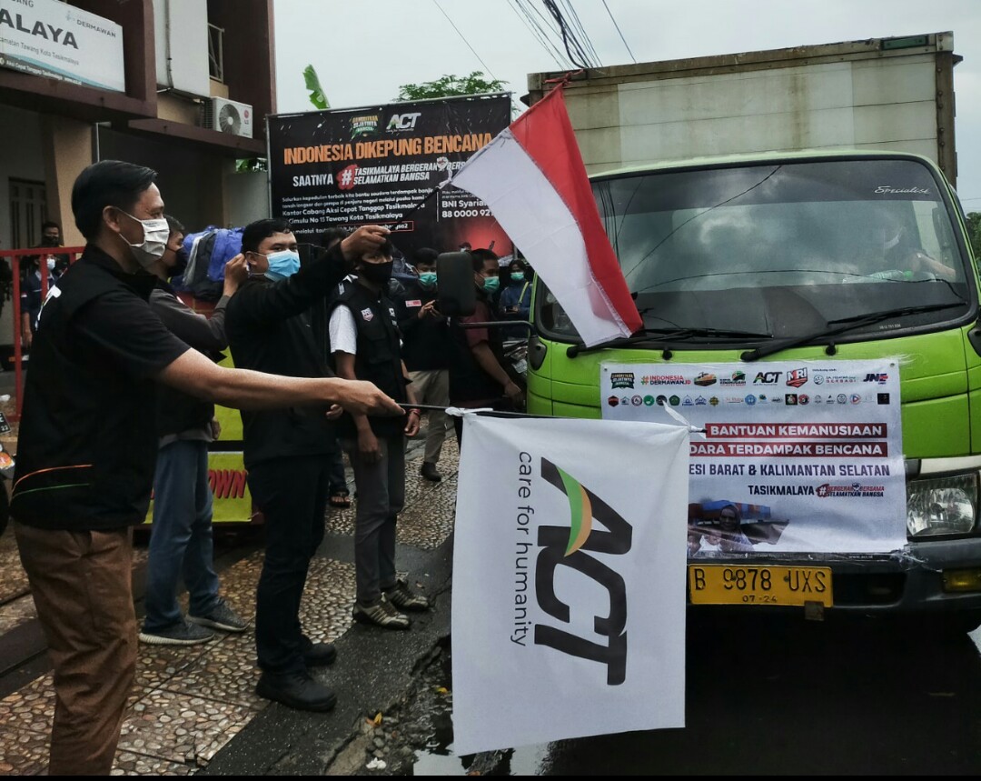 Bantuan kemanusiaan yang digelar oleh ACT Tasikmalaya untuk korban bencana Kalimantan Selatan dan Sulawesi Barat, Senin (25/1/2021).