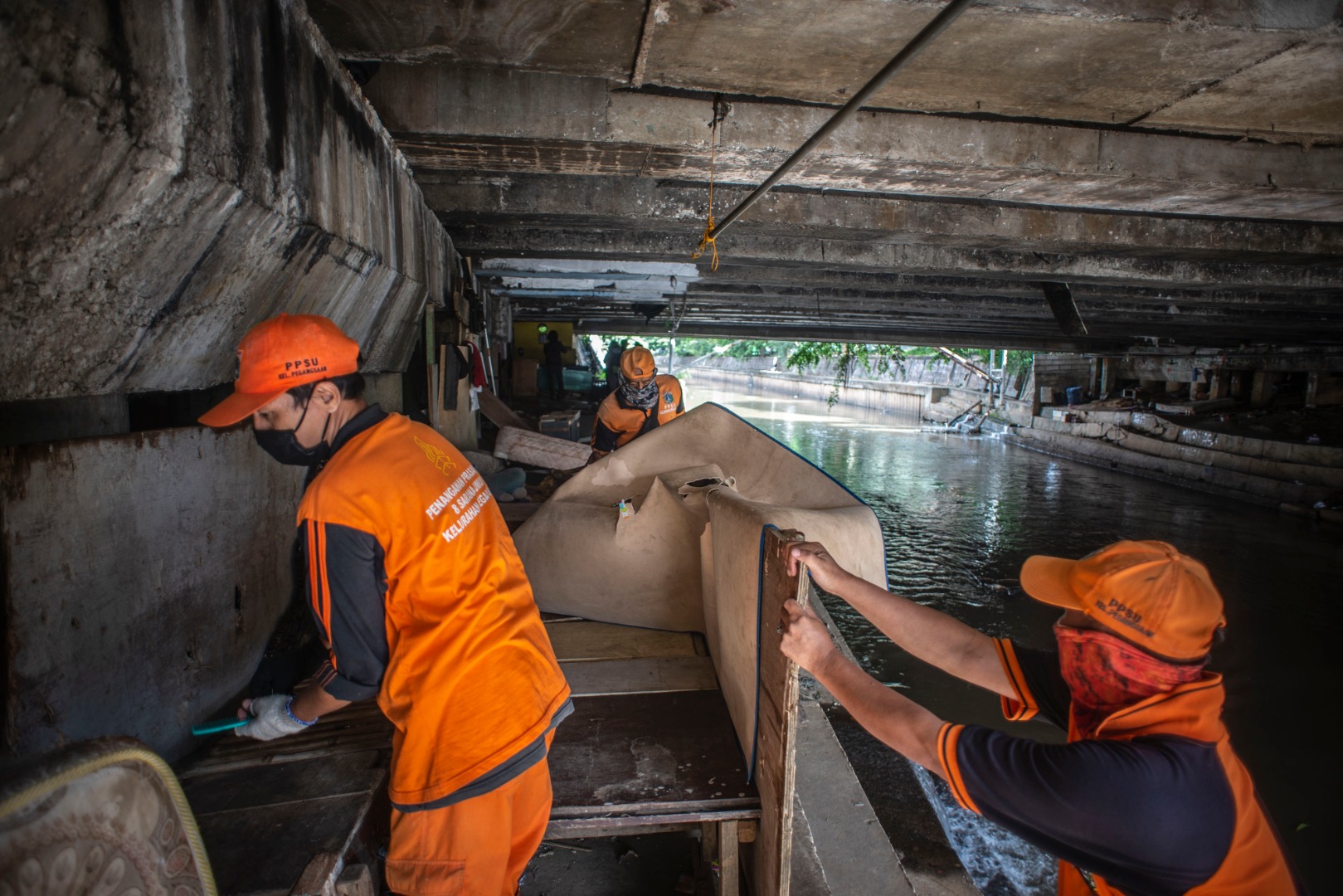 Petugas PPSU menertibkan hunian liar di kolong jembatan kawasan Menteng, Jakarta.