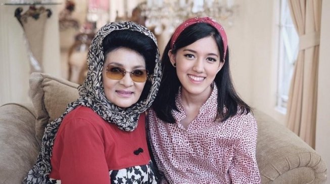 Akris senior Farida Pasha dan cucunya, Ify Alyssa.