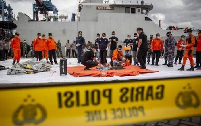 Pencarian korban dan puing pesawat SJ-182