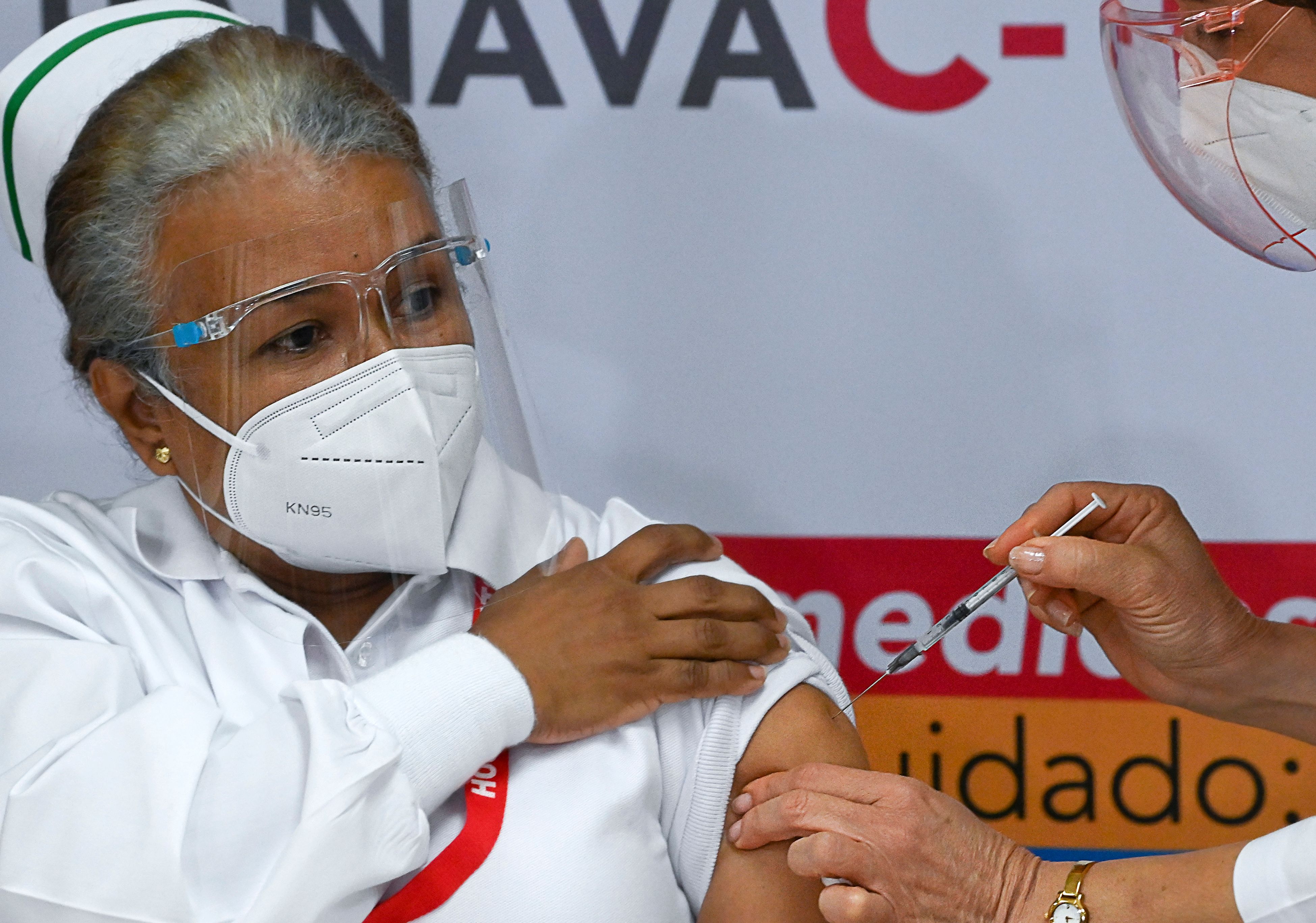 Tenaga kesehatan mendapatkan vaksin covid-19