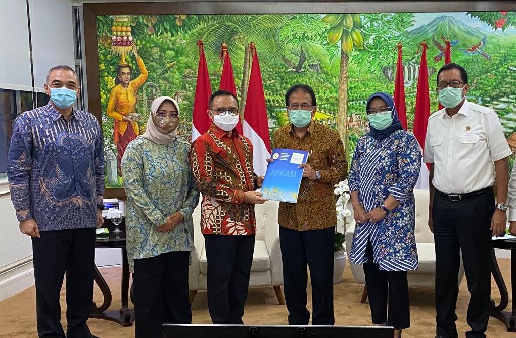 Ketua Umum Apkasi Abdullah Azwar Anas (ketiga dari kiri) dan Menteri ATR/Kepala BPN Sofyan Djalil (ketiga dari kanan).