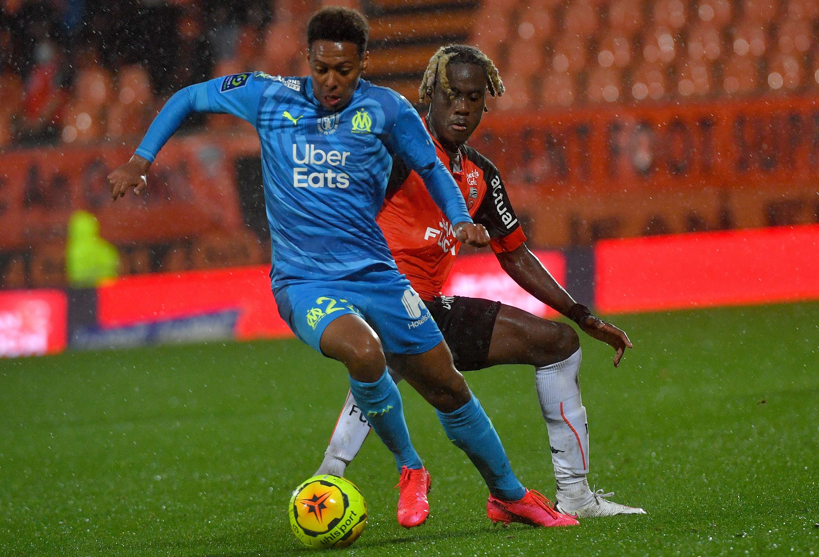 Pesepak bola Marley Ake (kiri)