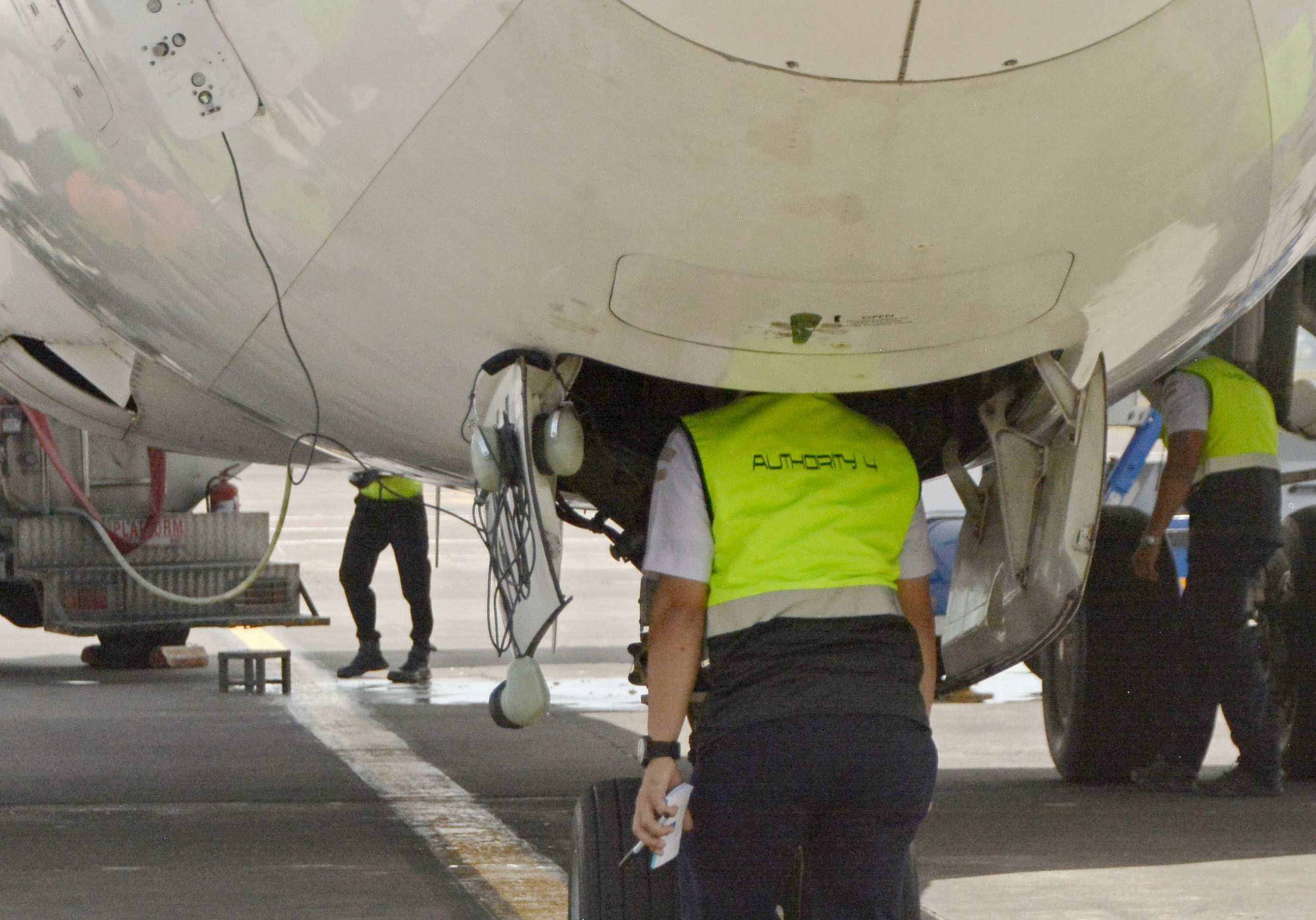 Petugas memeriksa kondisi pesawat saat melakukan 