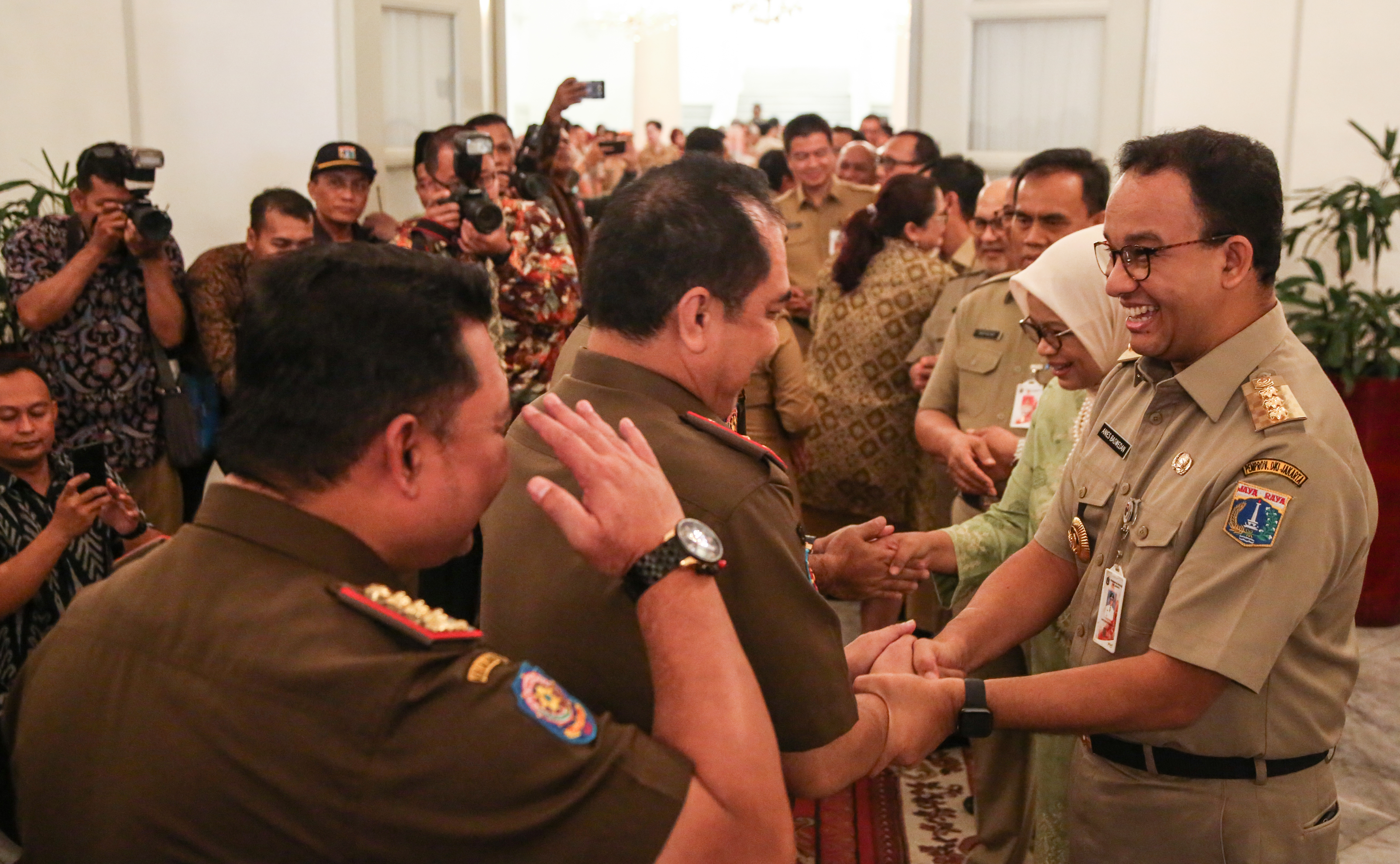 Gubernur DKI Jakarta (Kanan) bersilaturahmi denga PNS balai kota DKI Jakarta.