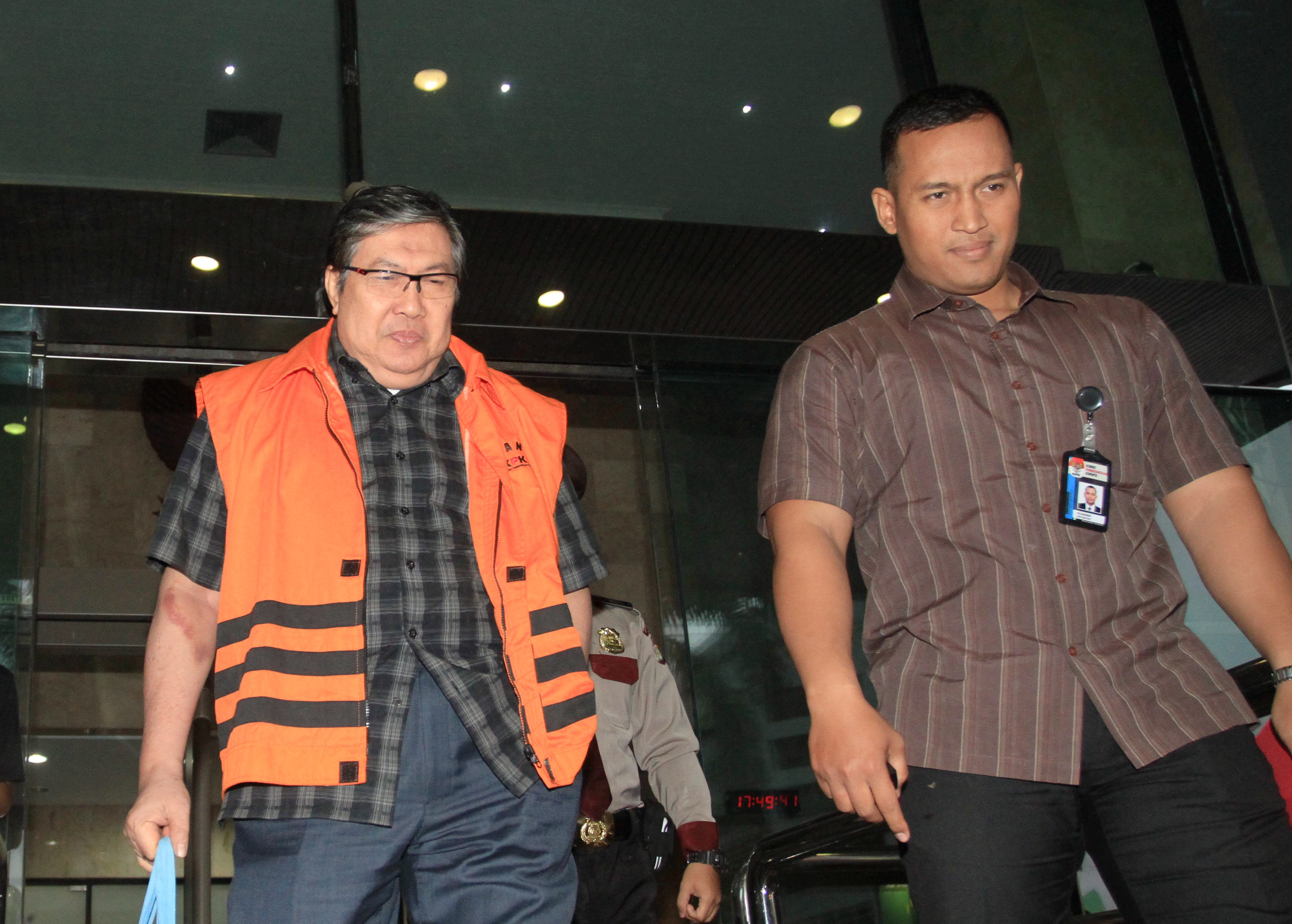 erdakwa kasus suap, Mantan Kepala Badan Pengawas Perdagangan Berjangka Komoditi (Bappebti) Syahrul Raja Sampurnajaya (kiri).