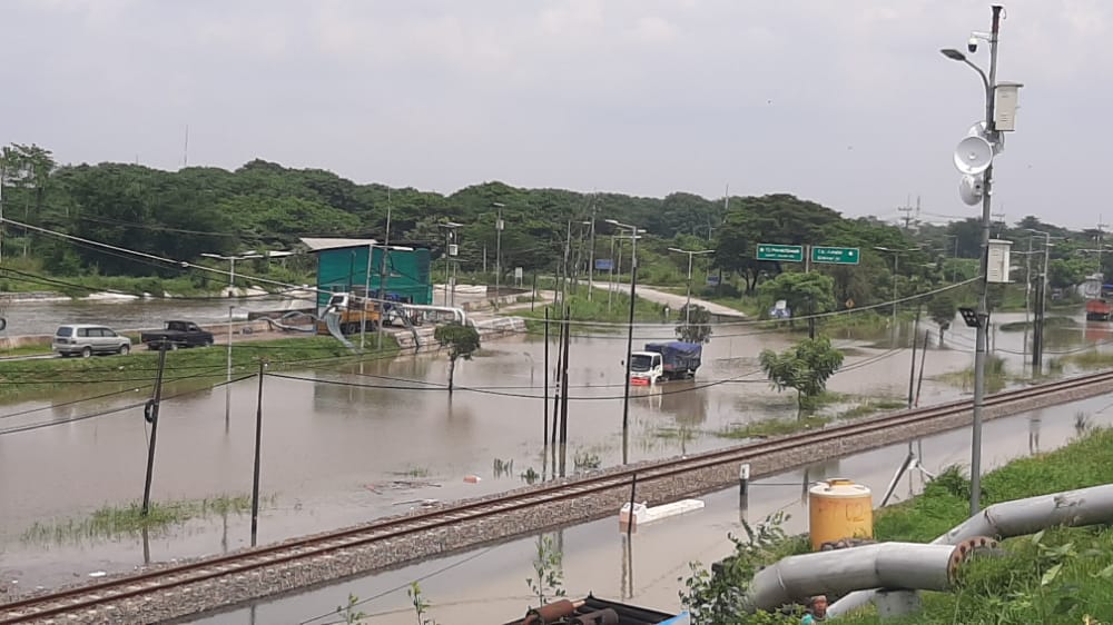Jalan Raya Porong Sepanjang 700 Meter Banjir Jalur Dialihkan
