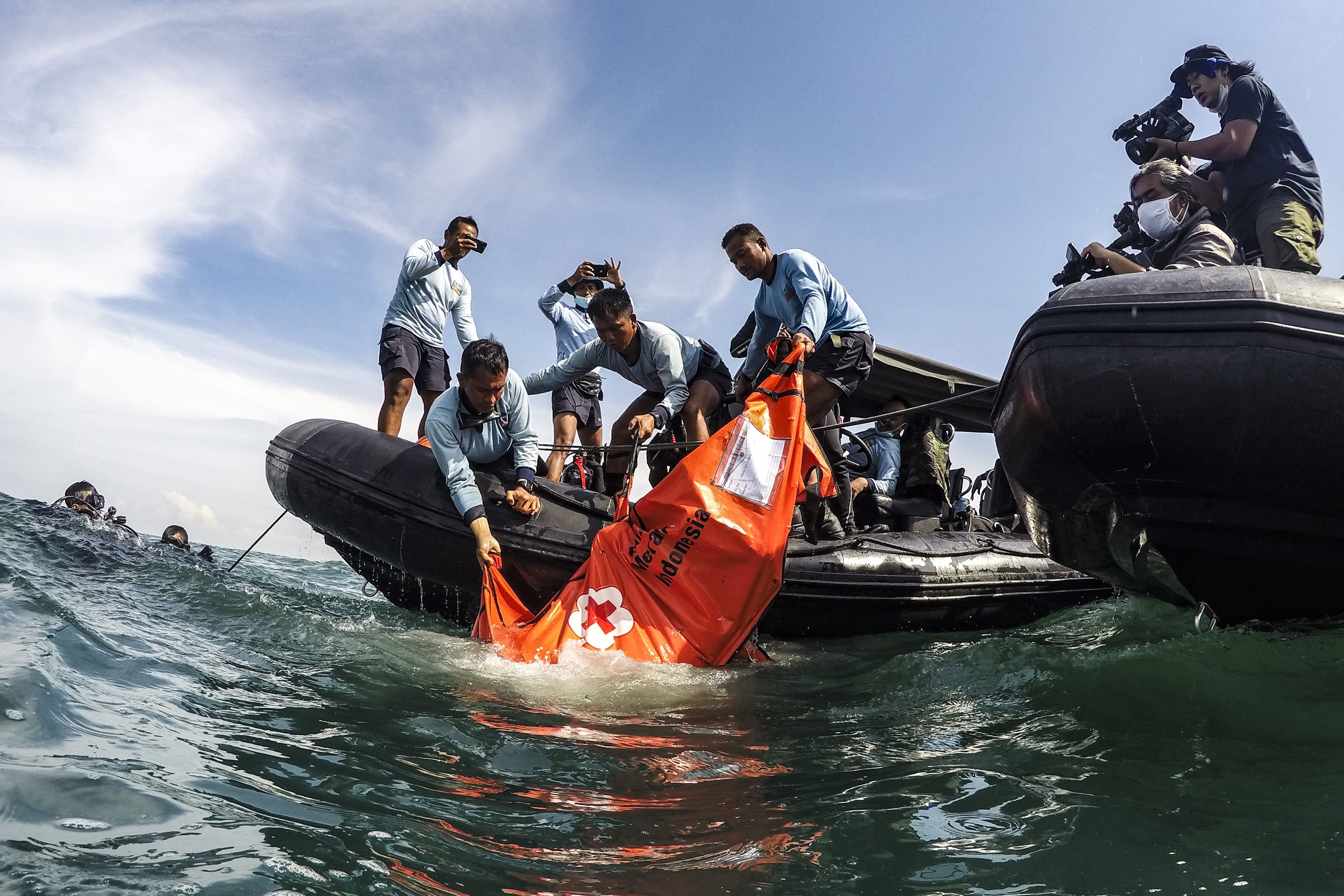 Prajurit Kopaska TNI AL mengangkat serpihan pesawat Sriwijaya Air SJ 182 dari dasar laut.