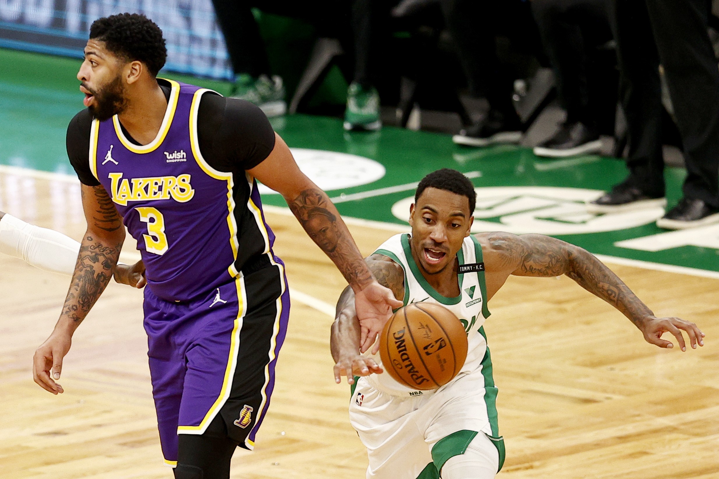 Pemain Jeff Teague (kiri) dari Boston Celtics berusahan mencuri bola dari pemain Los Angeles Lakers, Anthony Davis.