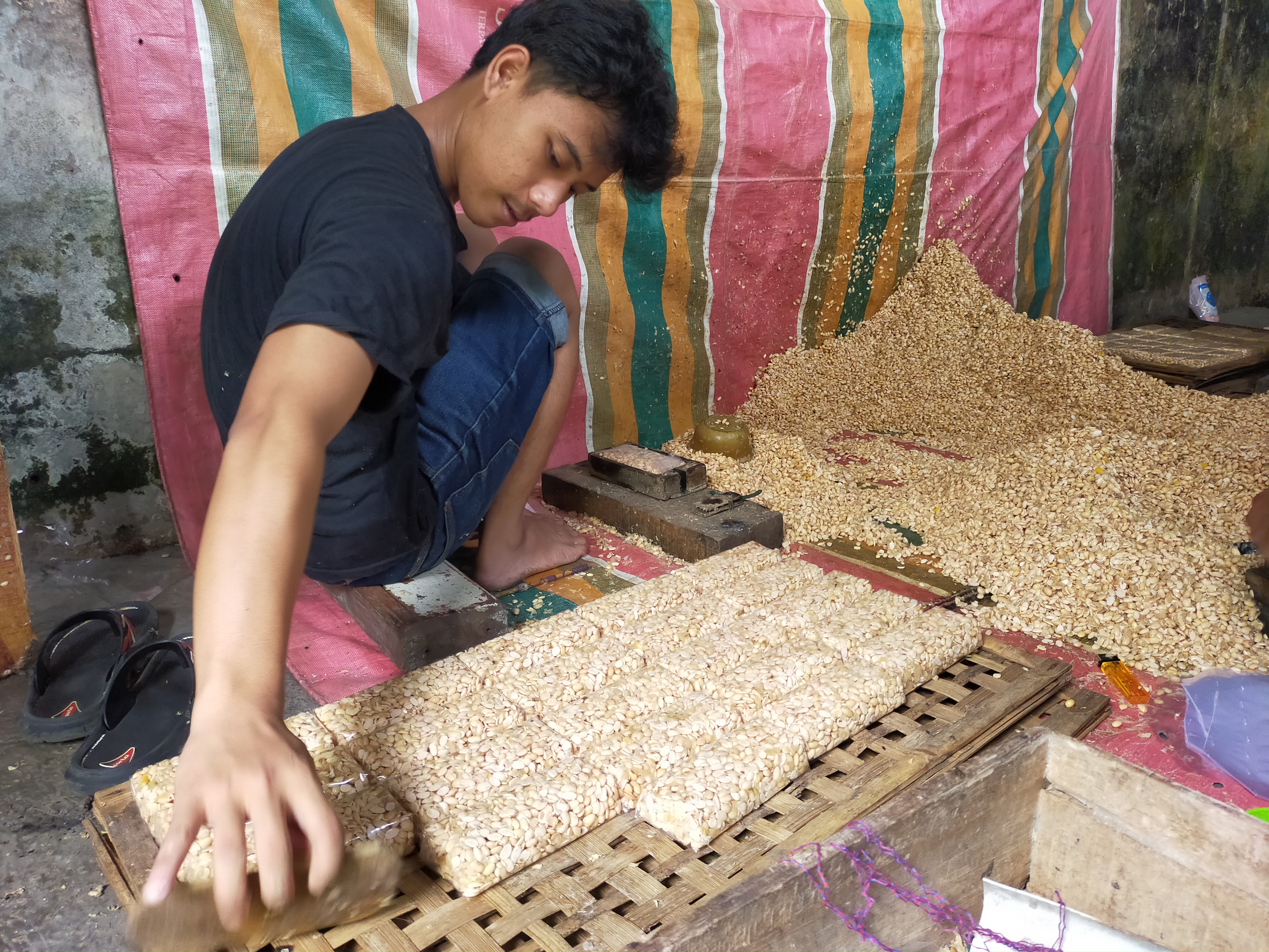 Para perajin tempe yang berada di Kampung Panglayungan, KecamatanCipedes, Kota Tasikmalaya, terpaksa harus mengurangi produksi