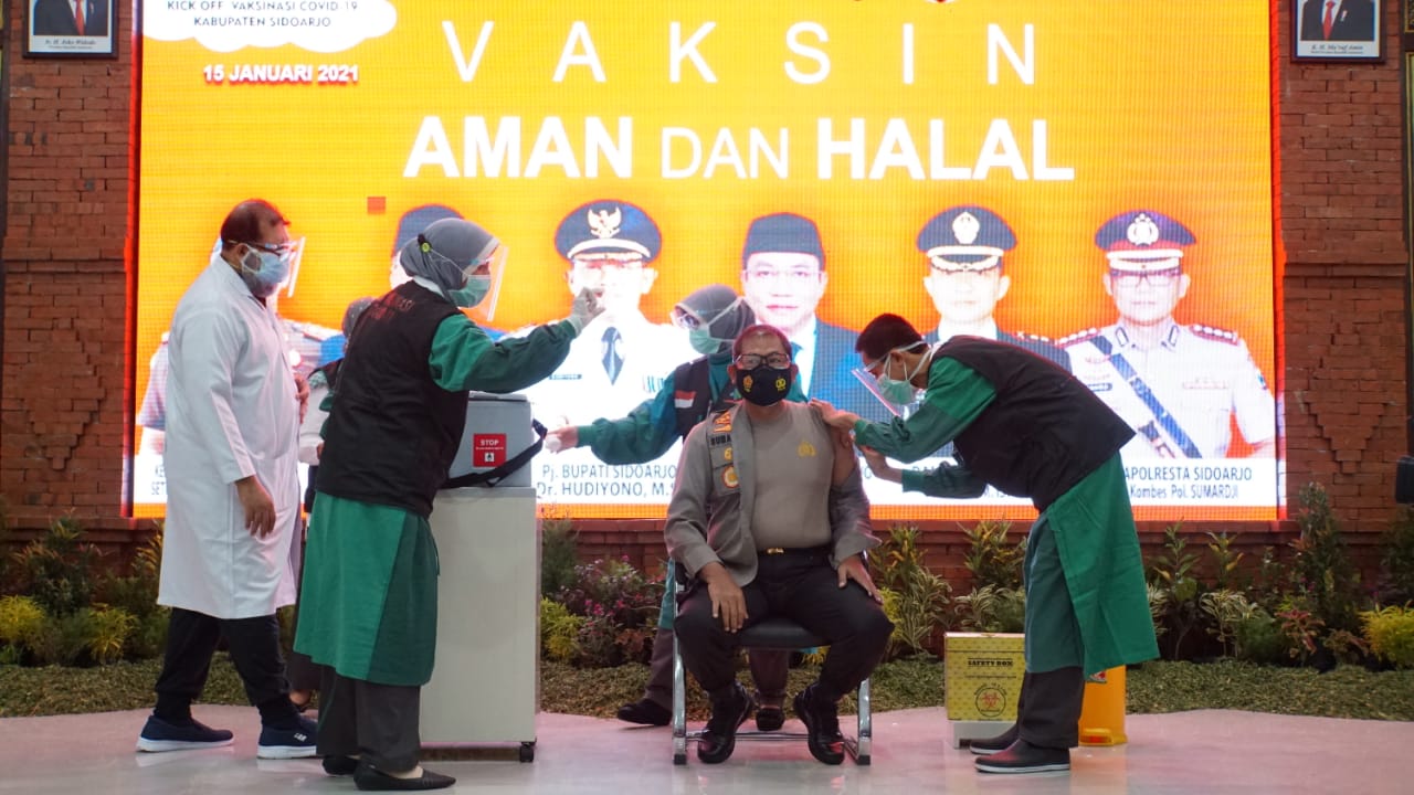  Kapolresta Sidoarjo Kombes Sumardji saat disuntikan vaksin Covid-19, Jumat (15/1/2021)