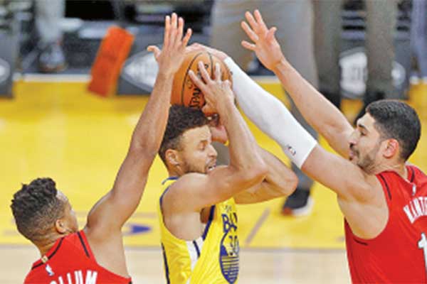 Rekor Curry Bantu Warriors Atasi Blazers