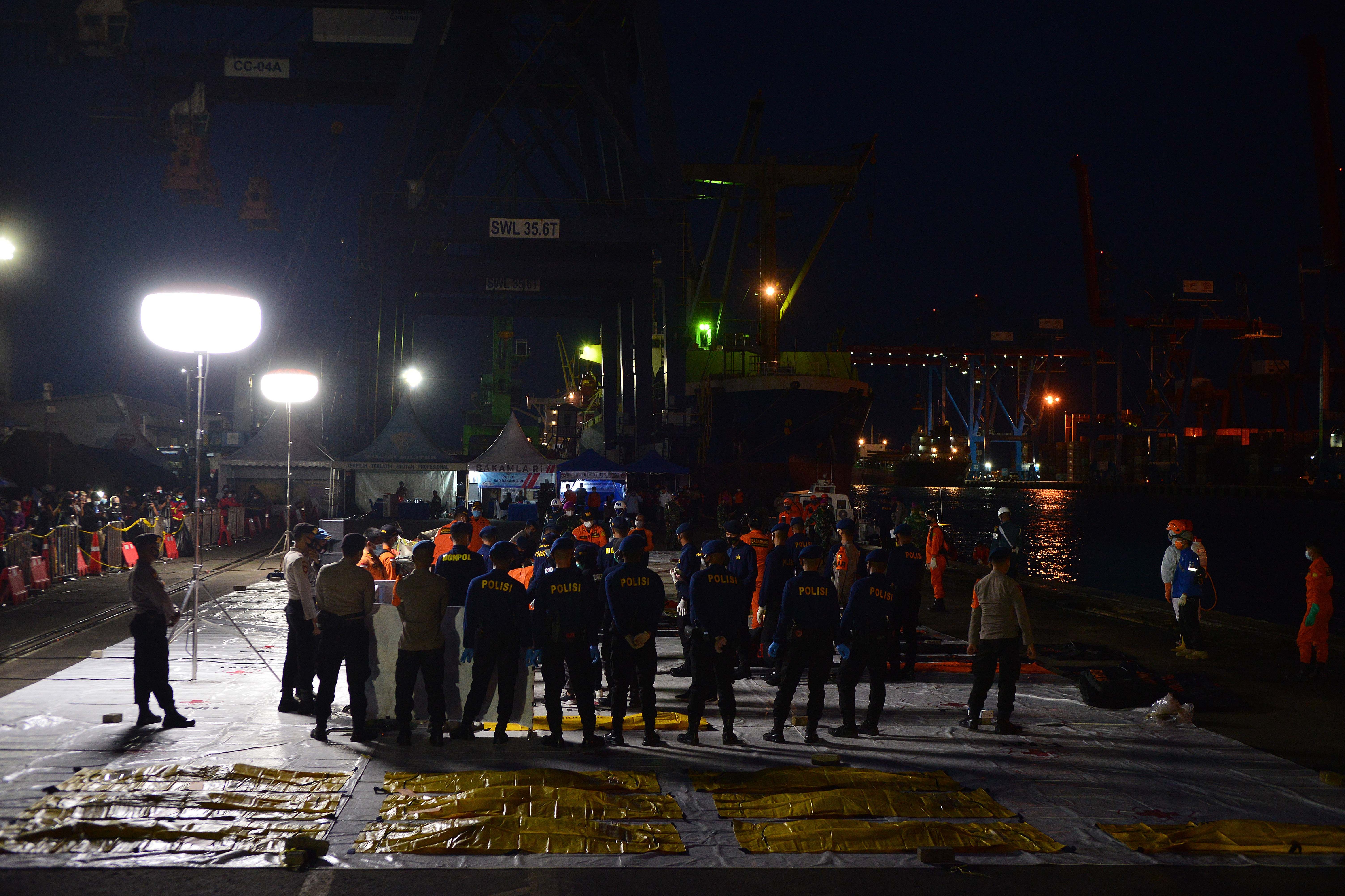 Tim DVI Polri melakukan identifikasi beberapa kantong jenazah yang diduga korban pesawat Sriwijaya Air SJ 182.