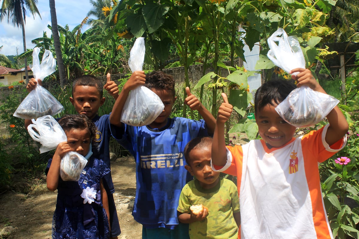 Anak-anak stunting di Desa Oesusu, Kecamatan Fatuleu, Kabupaten Kupang, NTT memperlihatkan lele bantuan dari Danone Indonesia.