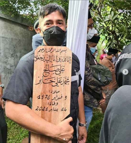 Presenter Irfan Hakim memegang nisan almarhum Syekh Ali Jaber yang dikebumikan di Tangerang, Kamis (14/1).