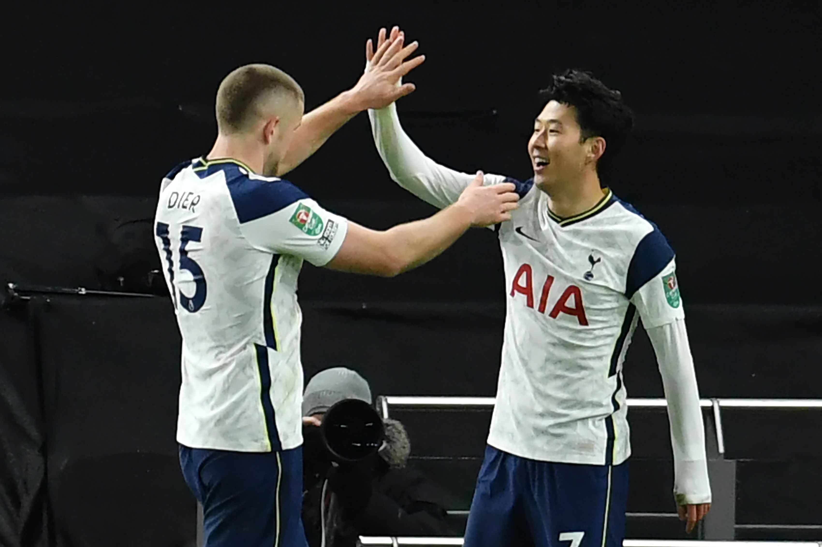 Penyerang Tottenham Hotspur Son Heung-min (kanan) melakukan selebrasi usai mencetak gol ke gawang Brentford di laga semifinal Piala Liga.