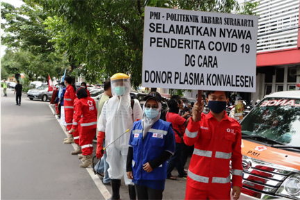 Para mahasiswa mengampanyekan jangan takut divaksin covid dan donor plasma konvalesen.