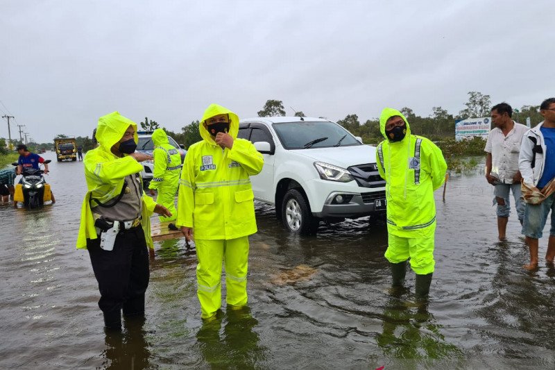 Direktur Lalu Lintas Polda Kalsel Kombes Pol Maesa Soegriwo mengecek lalu lintas di Jalan Gubernur Syarkawi yang terhambat banjir.