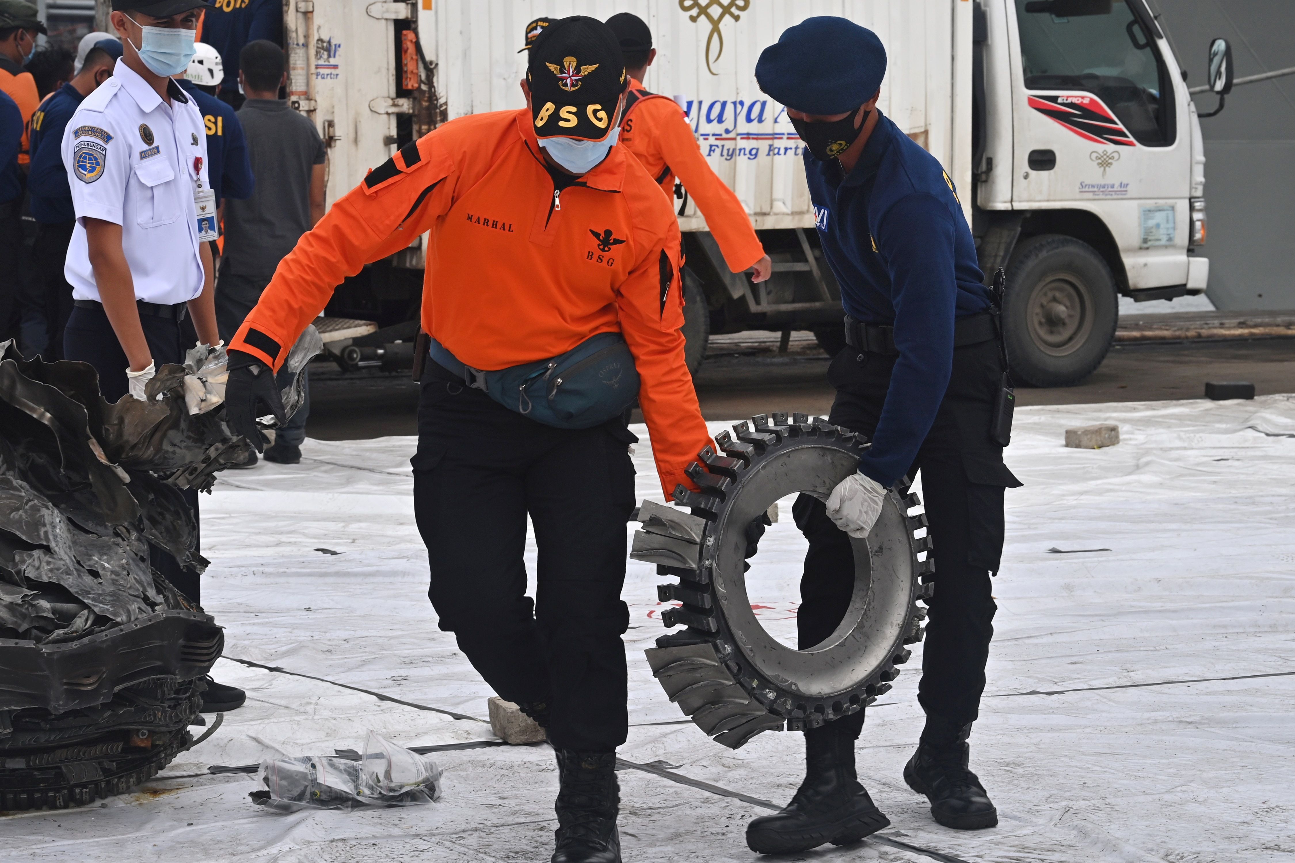 Tim SAR mengangkat serpihan pesawat Sriwijaya Air SJ-182 di Pelabuhan Tanjung Priok, Jakarta, Senin (11/1).
