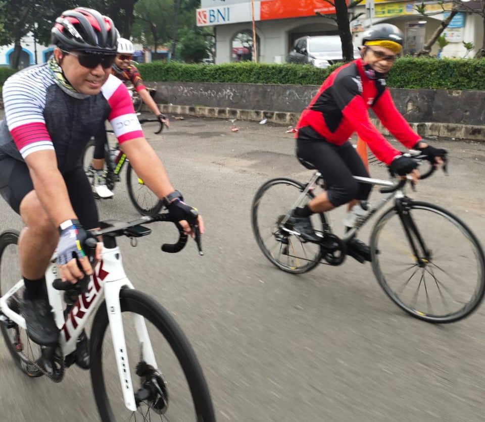 Menseskab Pramono Anung dan Ketua MWA UI Saleh Husin gowes bareng