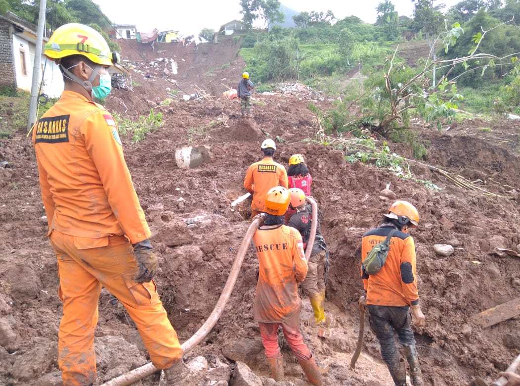 Proses pencarian korban longsor di Desa Cihanjuang, Kabupaten Sumedang, Jawa Barat.