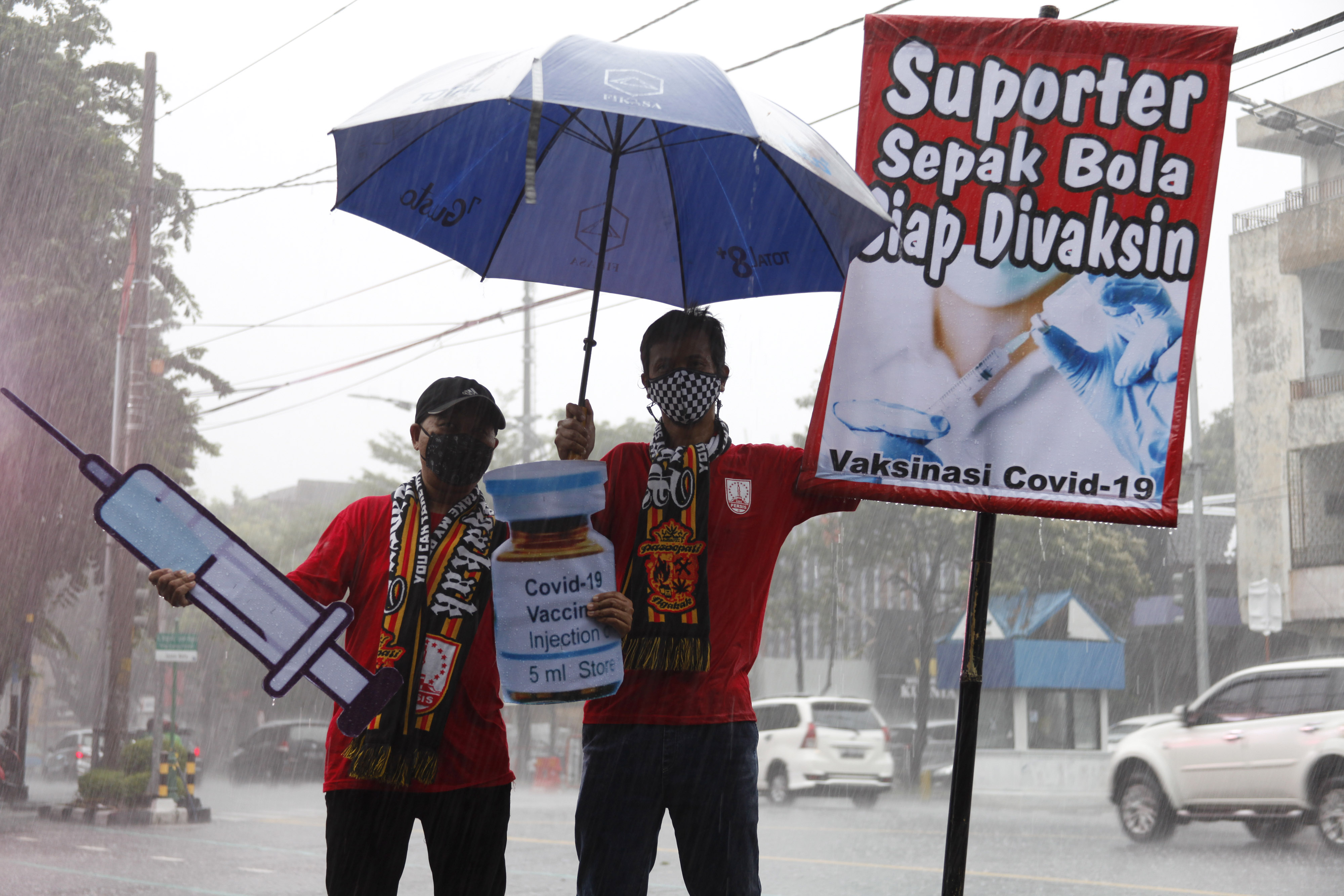 Suporter sepakbola Pasoepati di kawasan Ngarsopuro, Solo, Selasa (5/1)