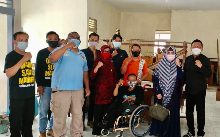 Anggota DPR Komisi IX Dewi Aryani (jilbab motif hitam putih) bersama penyandang disabilitas.