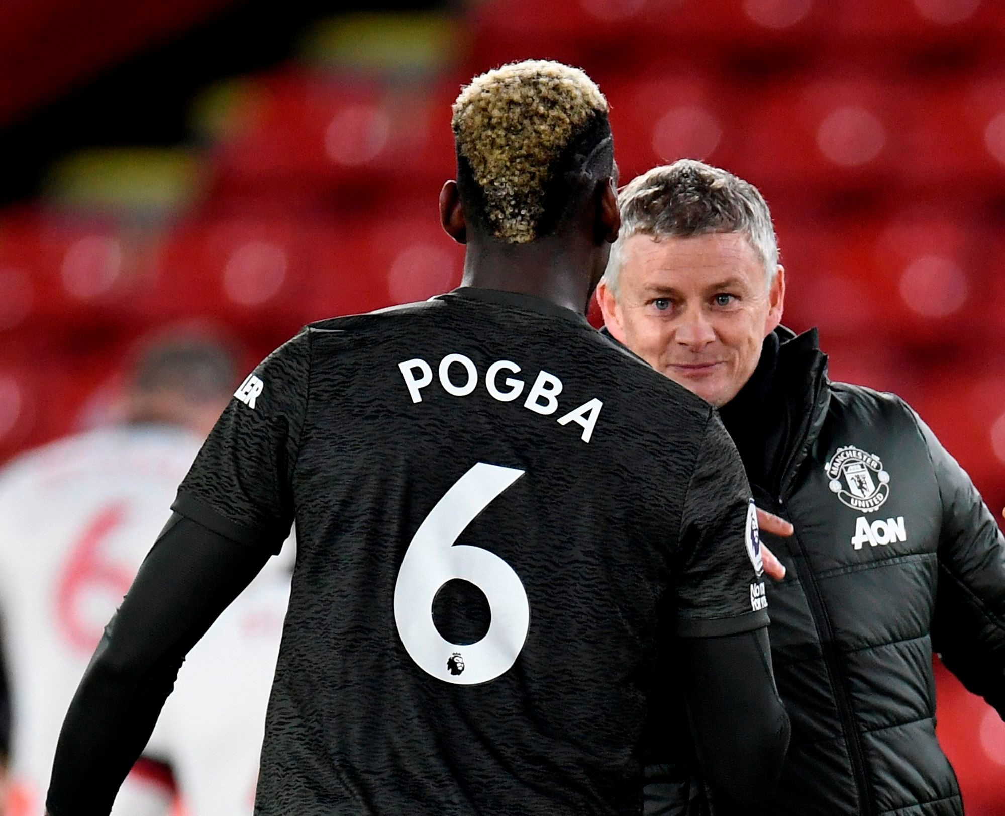 Pelatih Manchester United Ole Gunnar Solskjaer menyalami Paul Pogba.