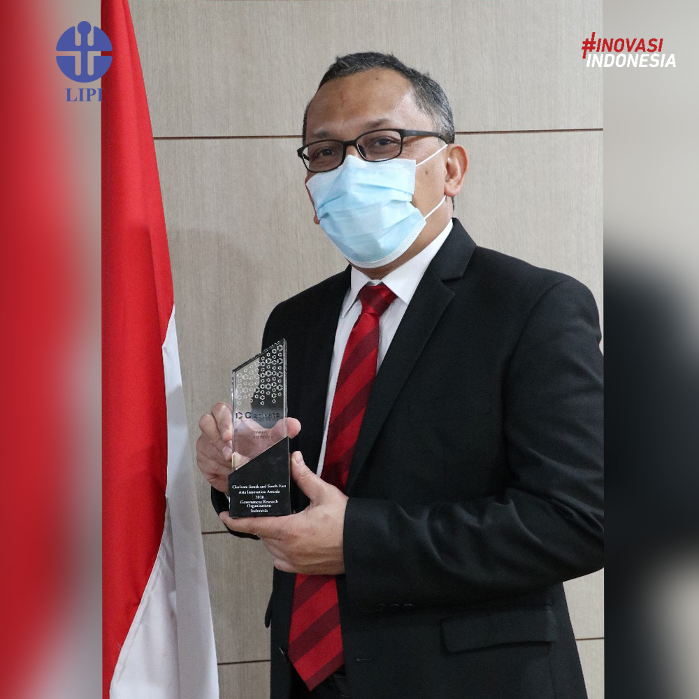 Kepala LIPI Laksana Tri Handoko menerima penghargaan Clarivate South and South East Asia Innovation Award 2020.