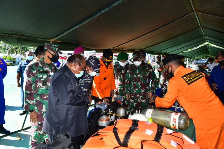 Wali Kota Sorong Lambertus Jitmau meninjau persiapan siaga bencana di Lapangan Makorem 191/PVT, Sabtu (23/1/2021).