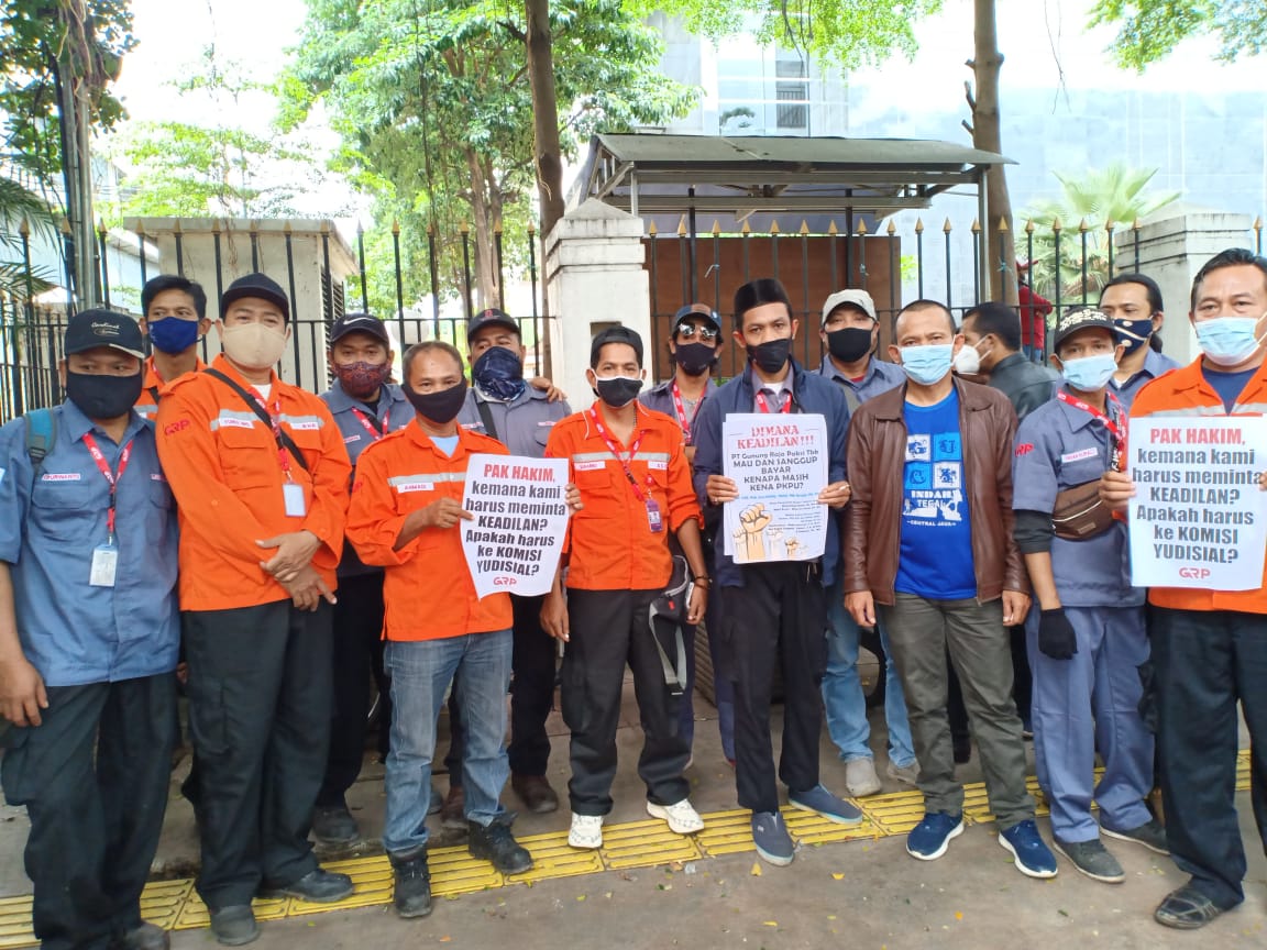 Karyawan PT GRP berunjukrasa di depan Pengadilan Niaga, Jakarta Pusat, Selasa (26/1/2021)