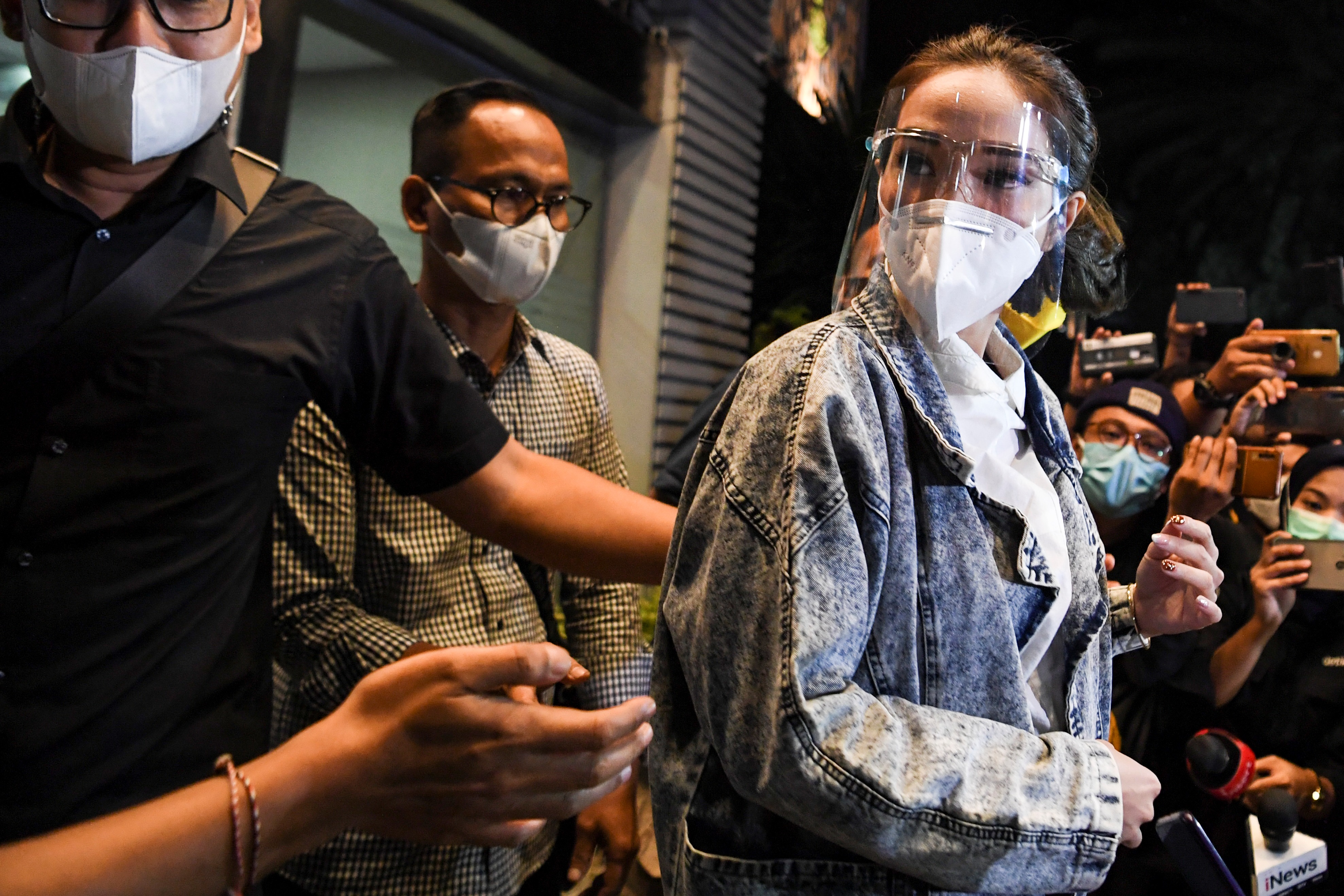 Artis Gisella Anastasia atau Gisel memberi keterangan pers usai diperiksa di Gedung Direstkrimsus Polda Metro Jaya, beberapa waktu lalu.