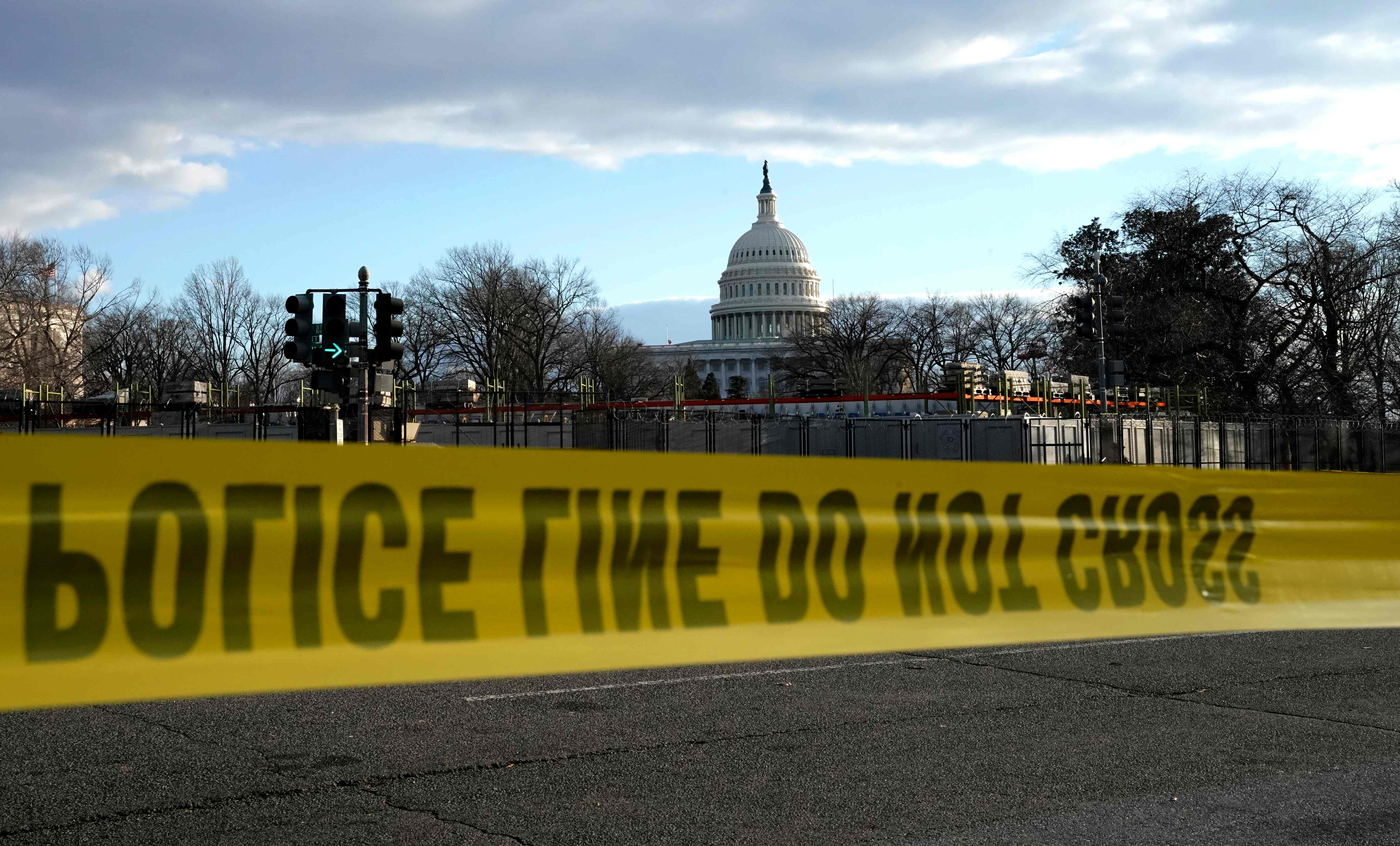 Polisi memasang garis polisi dan barikade di sekitar Gedung Capitol, Washington DC menjelang pelantikan Joe Biden sebagai Presiden AS.