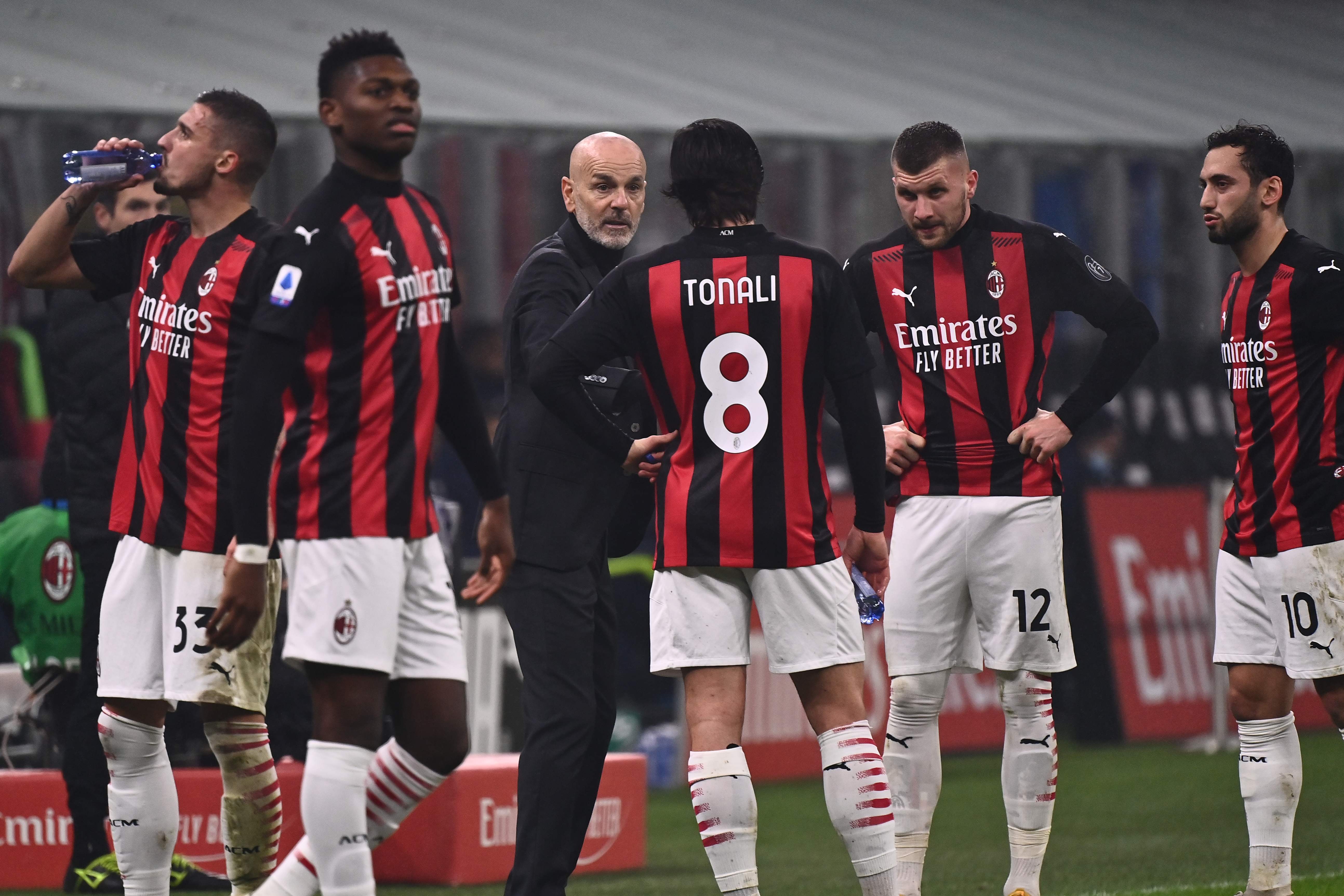 Pelatih AC Milan Stefano Pioli memberikan arahan kepada anak asuhnya