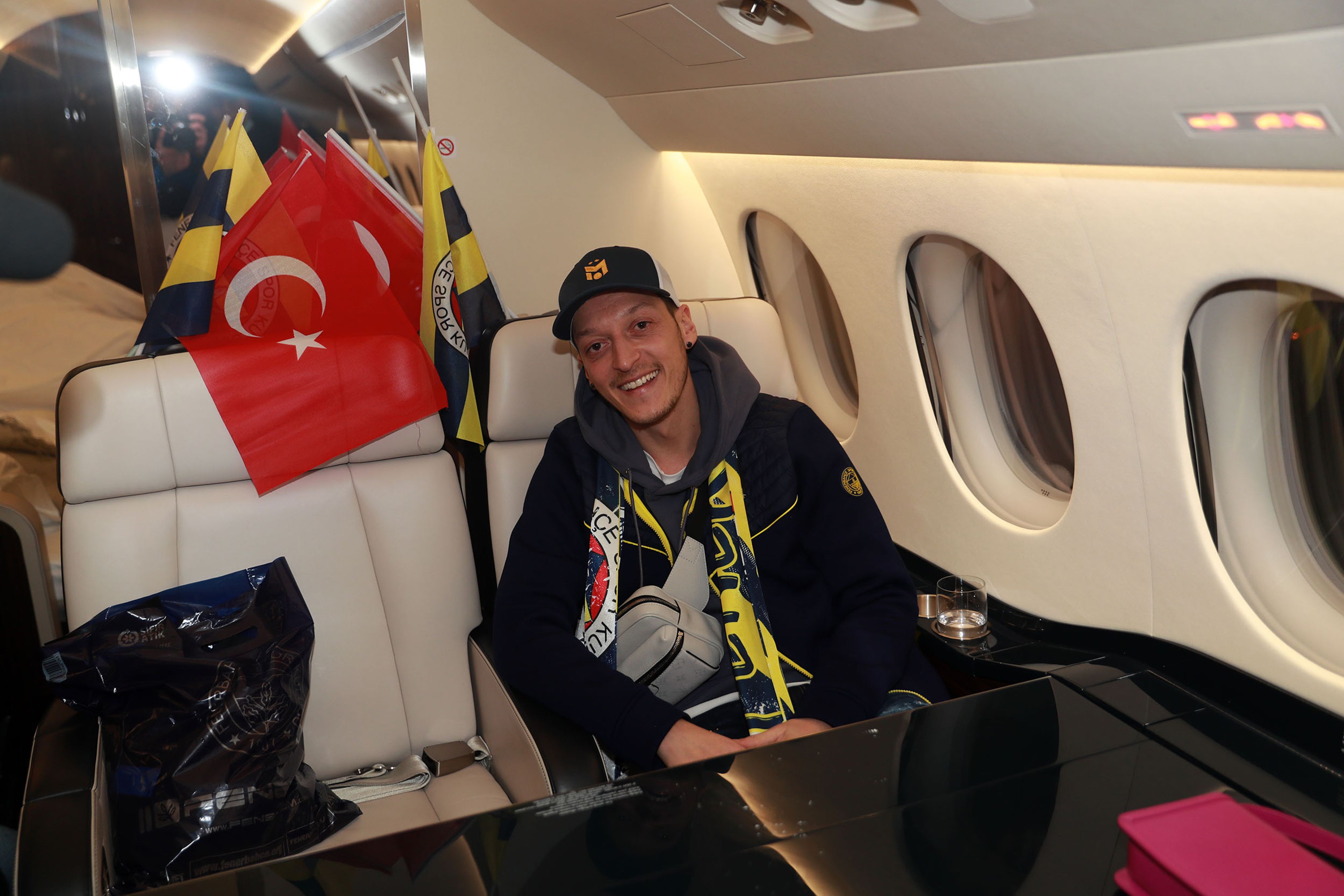 Pemain gelandang asal Jerman, Mesut Ozil, dengan menggunakan pesawat pribadi mendarat di Bandara Internasional Ataturk, Istanbul, Turki.   