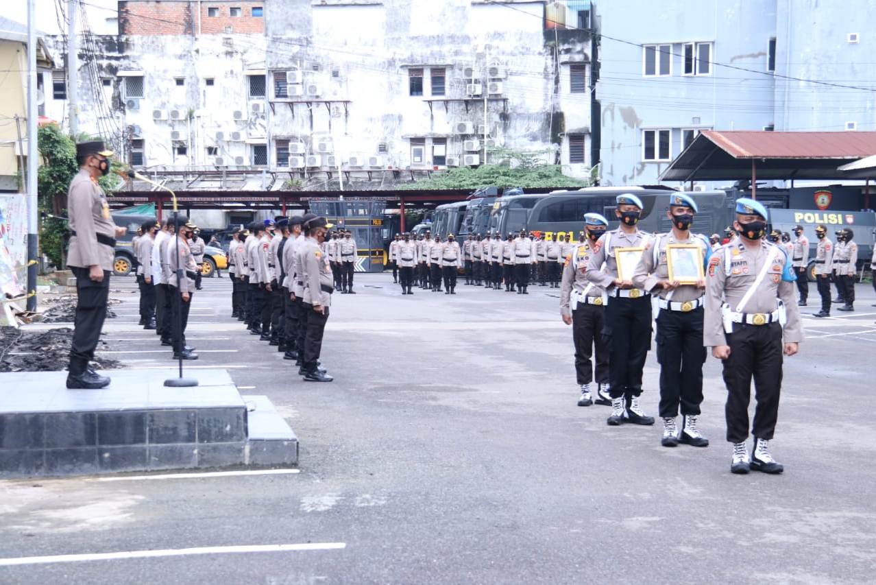 Kapolda Sumsel Irjen Eko Indra Heri melaksanakan upacara pemberhentian tidak dengan hormat terhadap 14 personelnya, Jumat (29/1).