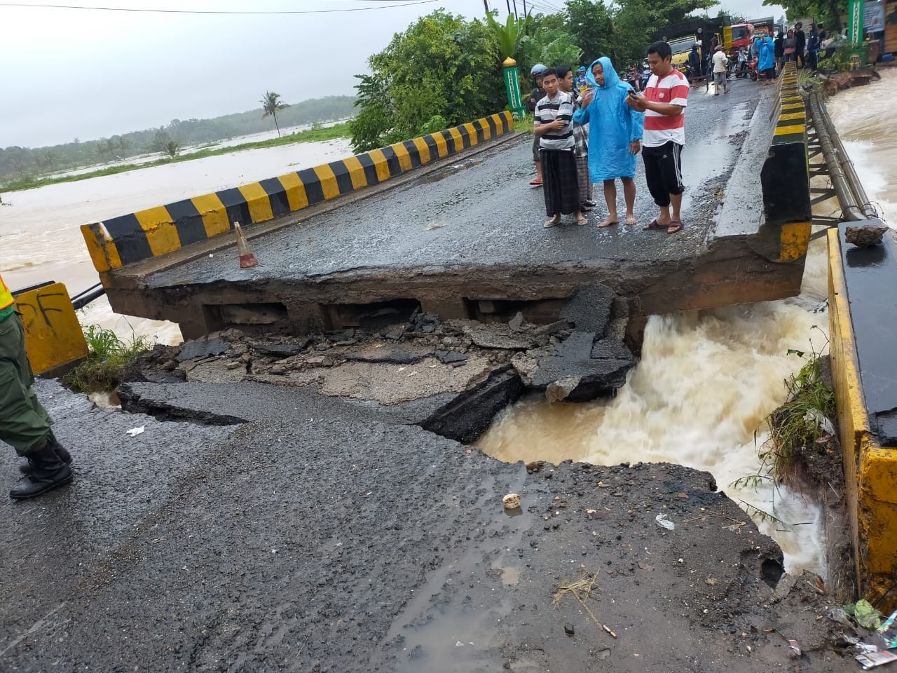 Sebuah jembatan di Kecamatan Mataraman Kabupaten Banjar, Kalimantan Selatan putus akibat banjir. 