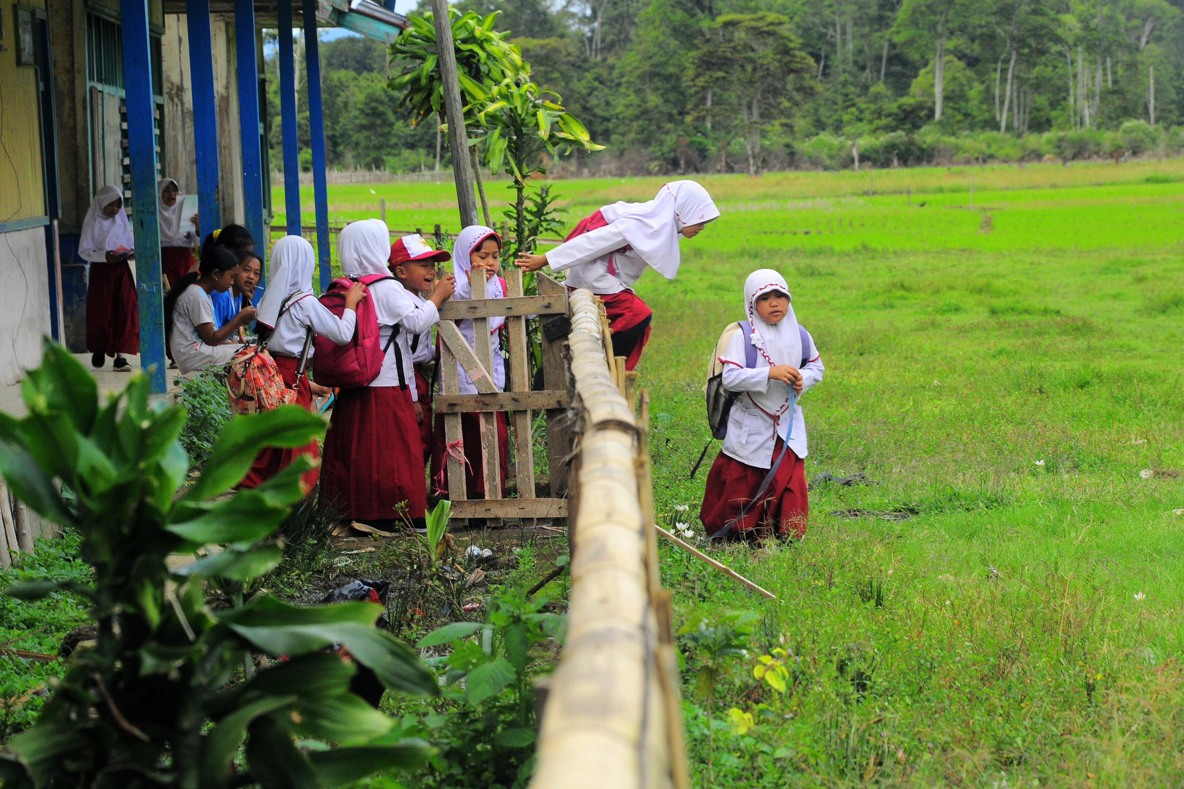 Sejumlah murid usai mengikuti kegiatan belajar mengajar di halaman SDN 226/III Renah Kasah, Kerinci, Jambi, Senin (4/1).